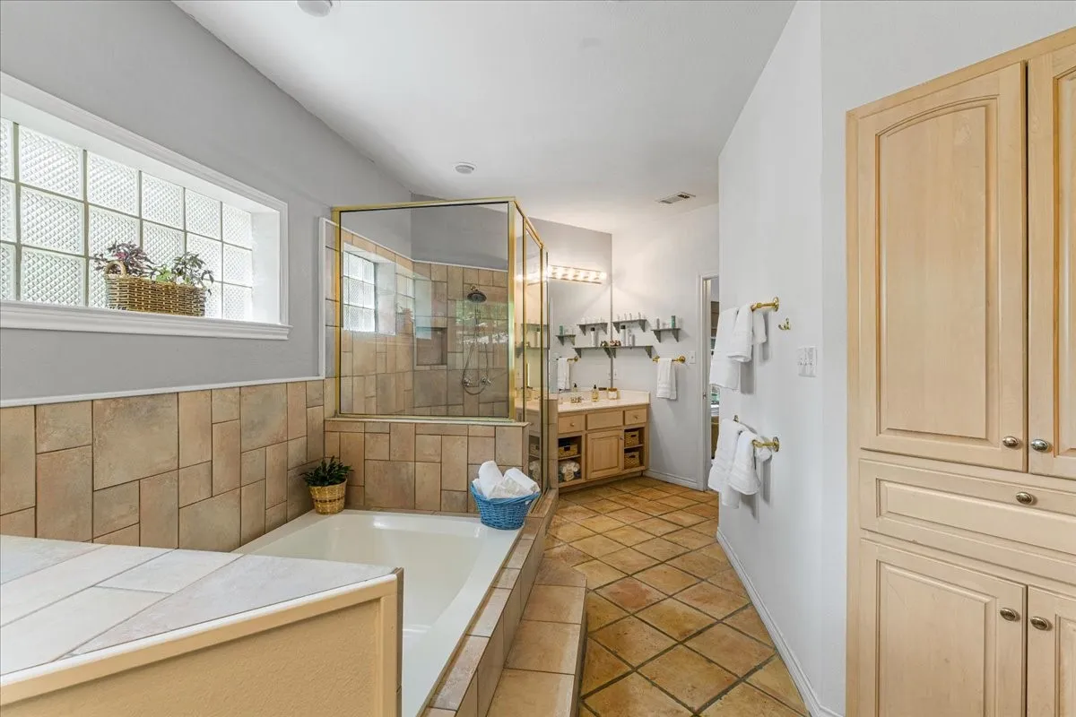 Single Family Residence For Sale in Navarro County , 602 Mills Place, Corsicana, Texas 75110, 4 Bedroom, 4 Bathroom, 2 Garage spaces, 4,232 Sqft, built in 1993, Preowned, Price $900,000, mls#21234960, Real Estate Agent in Corsicana, Homes For Sale in Navarro county, Homes For Sale in Corsicana, Realtor in Corsicana Texas, Real Estate Brokerage Independent Realty Texas, Luminita Cordes Realtor