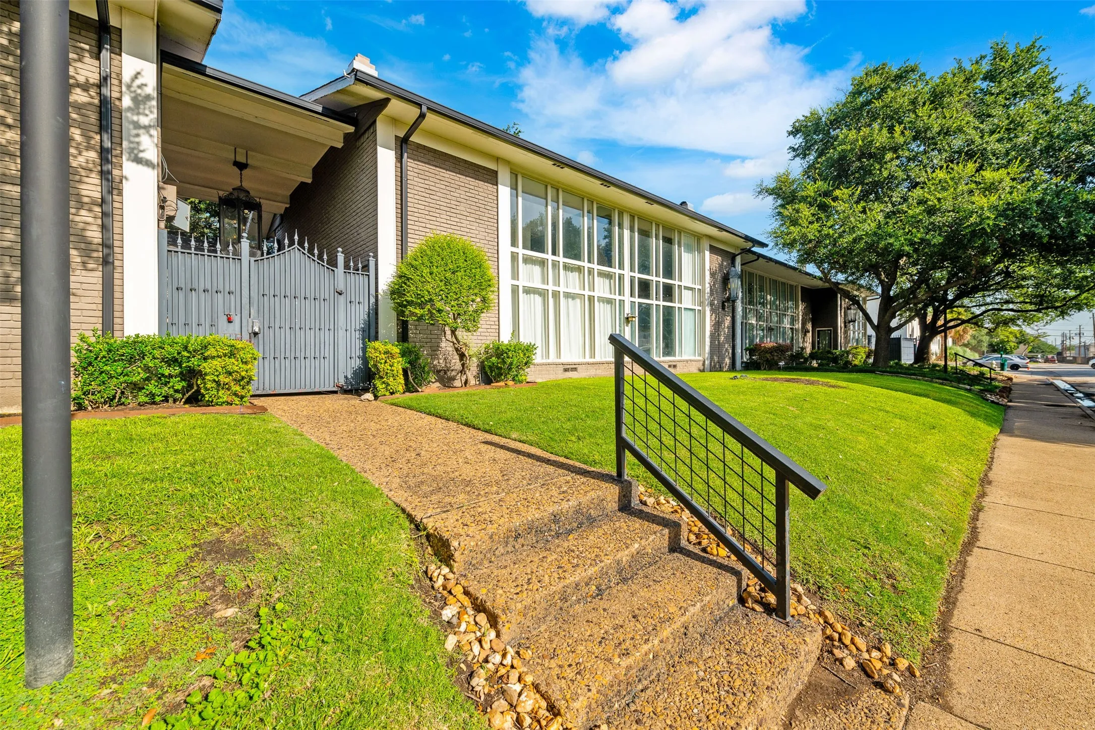 Condominium For Sale in Dallas County , 10215 Regal Oaks Drive A, Dallas, Texas 75230, 2 Bedroom, 2 Bathroom, 2 Garage spaces, 1,461 Sqft, built in 1963, mls#21233911, Real Estate Agent in Dallas, Homes For Sale in Dallas county, Homes For Sale in Dallas, Realtor in Dallas Texas, Real Estate Brokerage Independent Realty Texas, Luminita Cordes Realtor