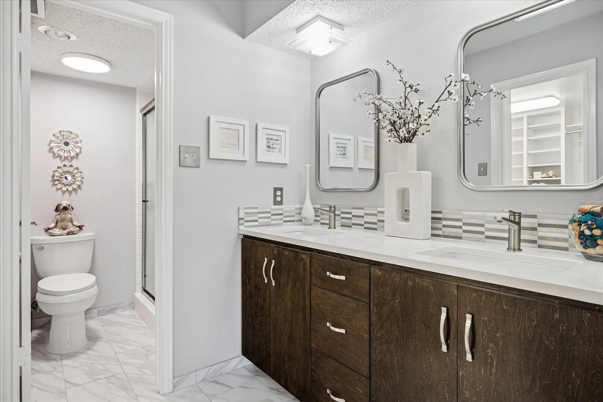 What a spacious floor plan and it makes a complete circle so it is easy to flow from one room to another.