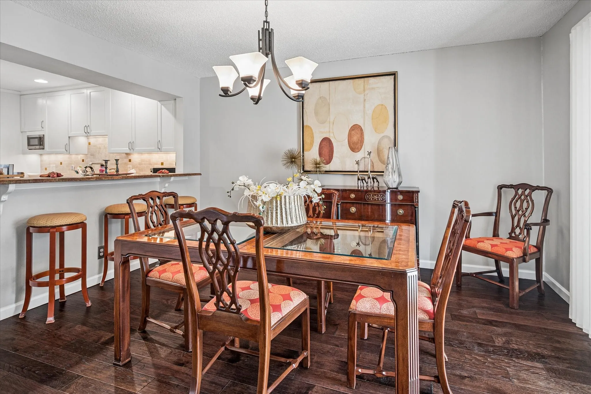 Such a spacious dining room located between the kitchen and the den, ideal for entertaining.
