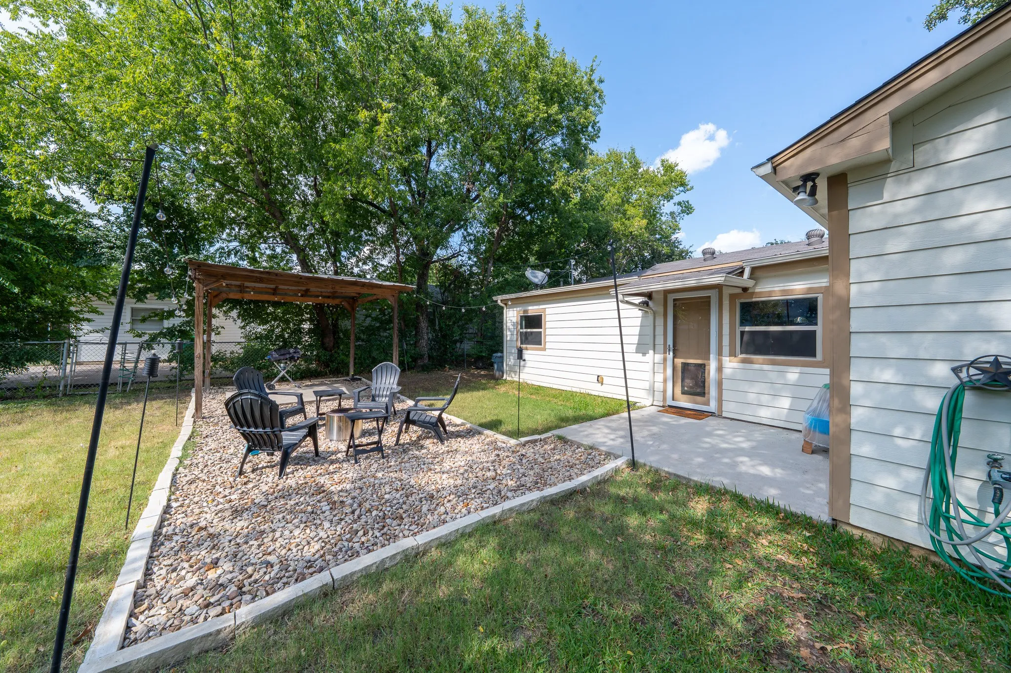 Single Family Residence For Sale in Tarrant County , 2017 Bluebonnet Drive, Fort Worth, Texas 76111, 2 Bedroom, 1 Bathroom, 1 Garage spaces, 1,414 Sqft, built in 1946, mls#21234162, Real Estate Agent in Fort Worth, Homes For Sale in Tarrant county, Homes For Sale in Fort Worth, Realtor in Fort Worth Texas, Real Estate Brokerage Independent Realty Texas, Luminita Cordes Realtor
