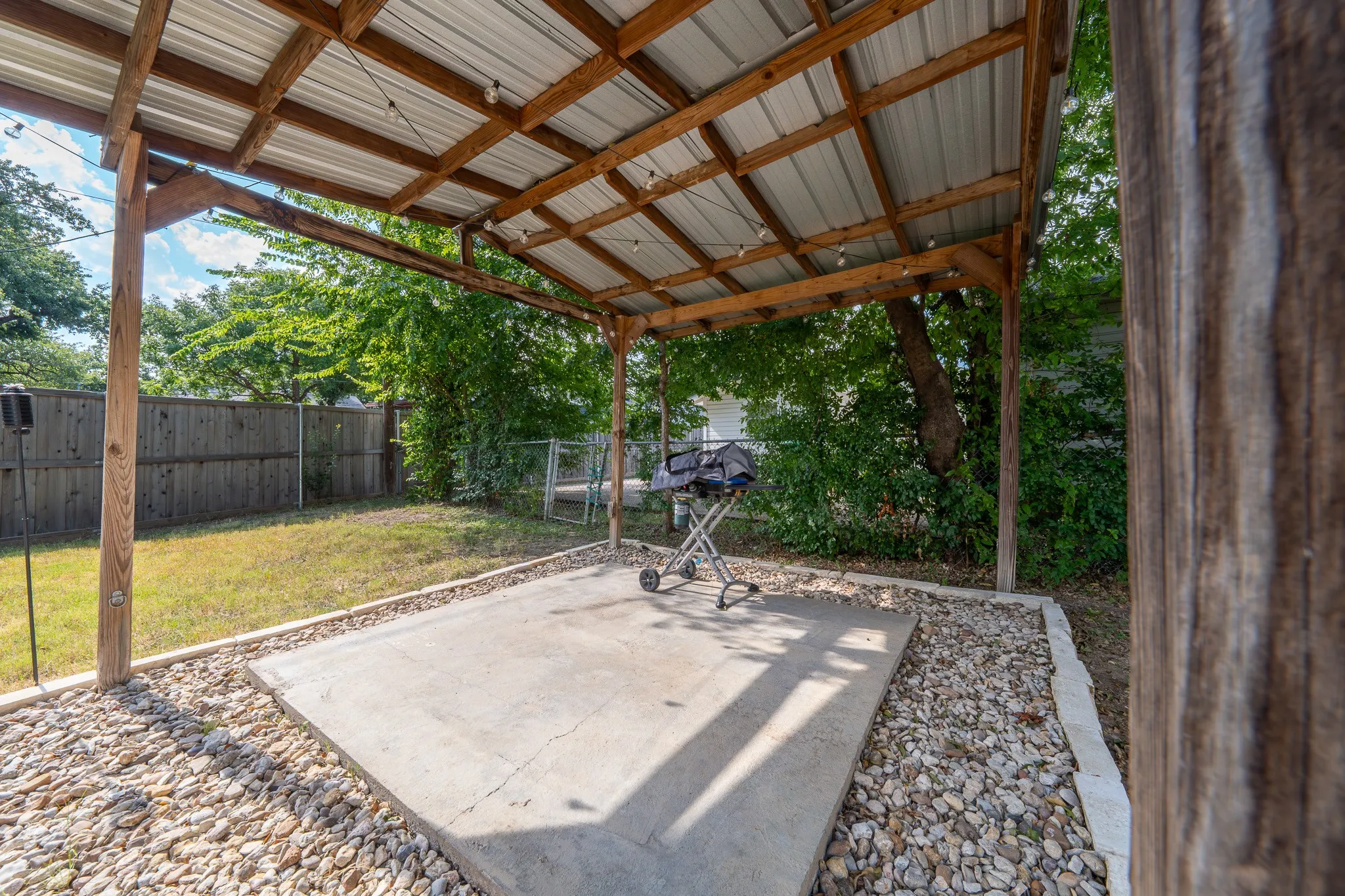 Single Family Residence For Sale in Tarrant County , 2017 Bluebonnet Drive, Fort Worth, Texas 76111, 2 Bedroom, 1 Bathroom, 1 Garage spaces, 1,414 Sqft, built in 1946, mls#21234162, Real Estate Agent in Fort Worth, Homes For Sale in Tarrant county, Homes For Sale in Fort Worth, Realtor in Fort Worth Texas, Real Estate Brokerage Independent Realty Texas, Luminita Cordes Realtor