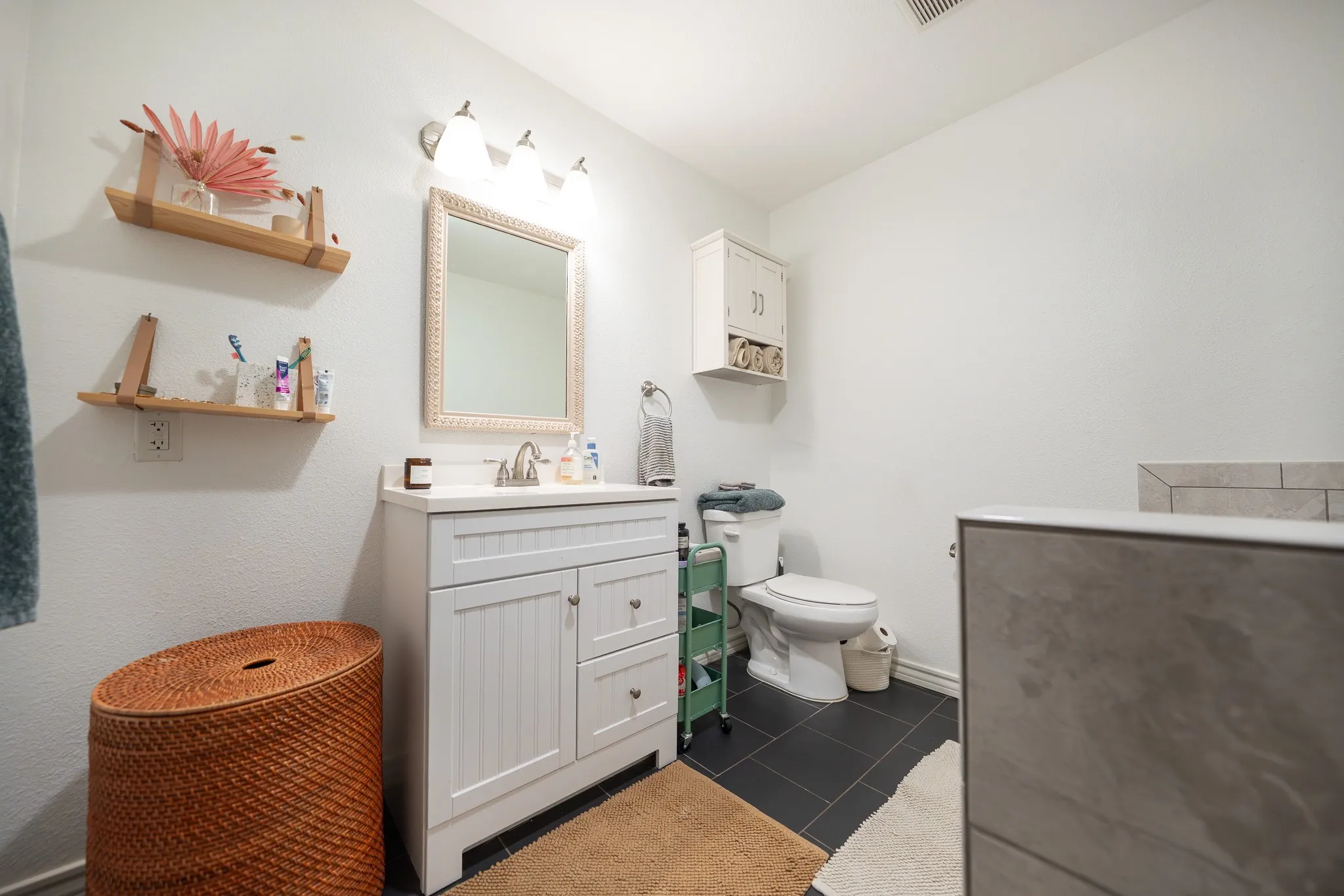 Single Family Residence For Sale in Tarrant County , 2017 Bluebonnet Drive, Fort Worth, Texas 76111, 2 Bedroom, 1 Bathroom, 1 Garage spaces, 1,414 Sqft, built in 1946, mls#21234162, Real Estate Agent in Fort Worth, Homes For Sale in Tarrant county, Homes For Sale in Fort Worth, Realtor in Fort Worth Texas, Real Estate Brokerage Independent Realty Texas, Luminita Cordes Realtor