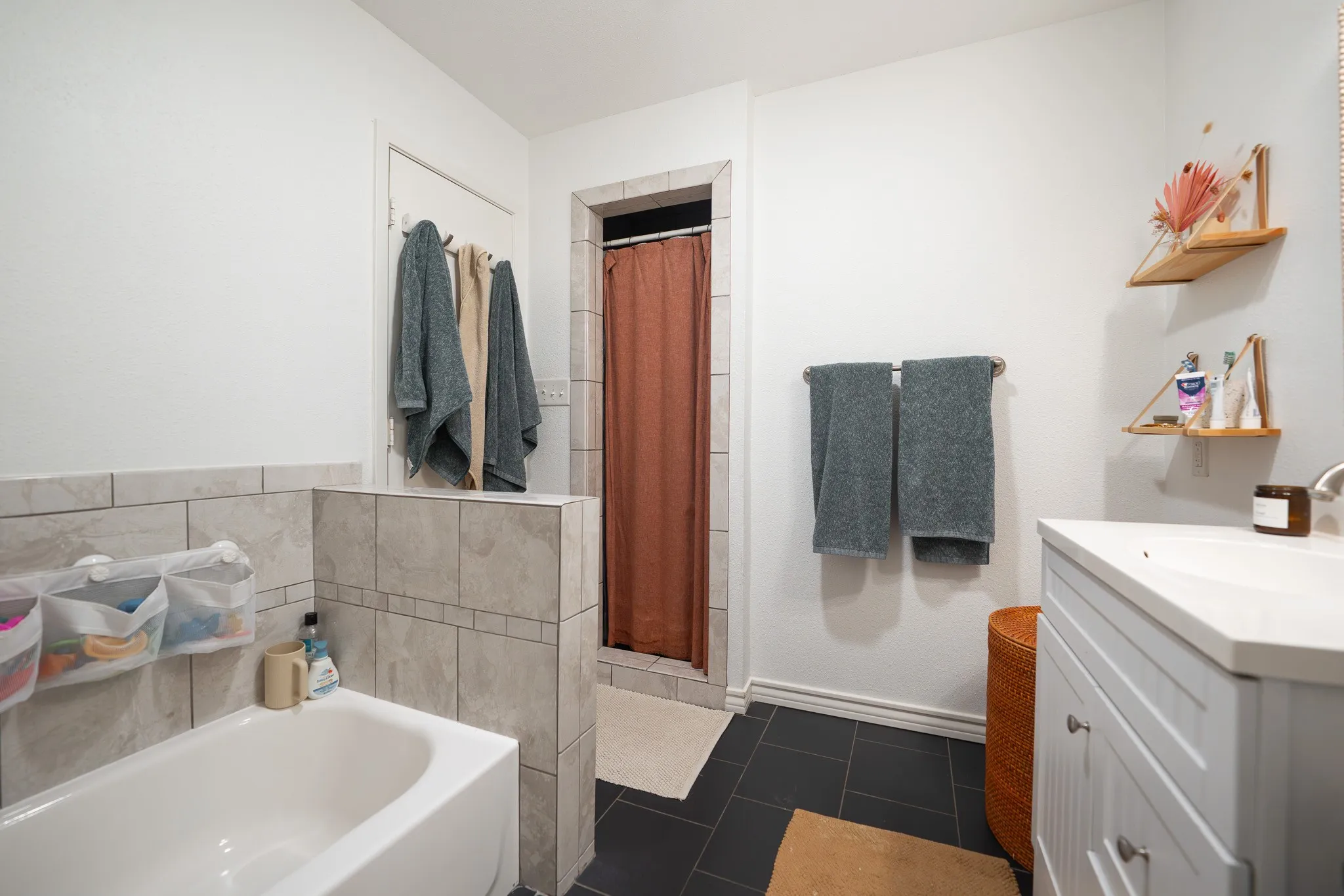 Single Family Residence For Sale in Tarrant County , 2017 Bluebonnet Drive, Fort Worth, Texas 76111, 2 Bedroom, 1 Bathroom, 1 Garage spaces, 1,414 Sqft, built in 1946, mls#21234162, Real Estate Agent in Fort Worth, Homes For Sale in Tarrant county, Homes For Sale in Fort Worth, Realtor in Fort Worth Texas, Real Estate Brokerage Independent Realty Texas, Luminita Cordes Realtor