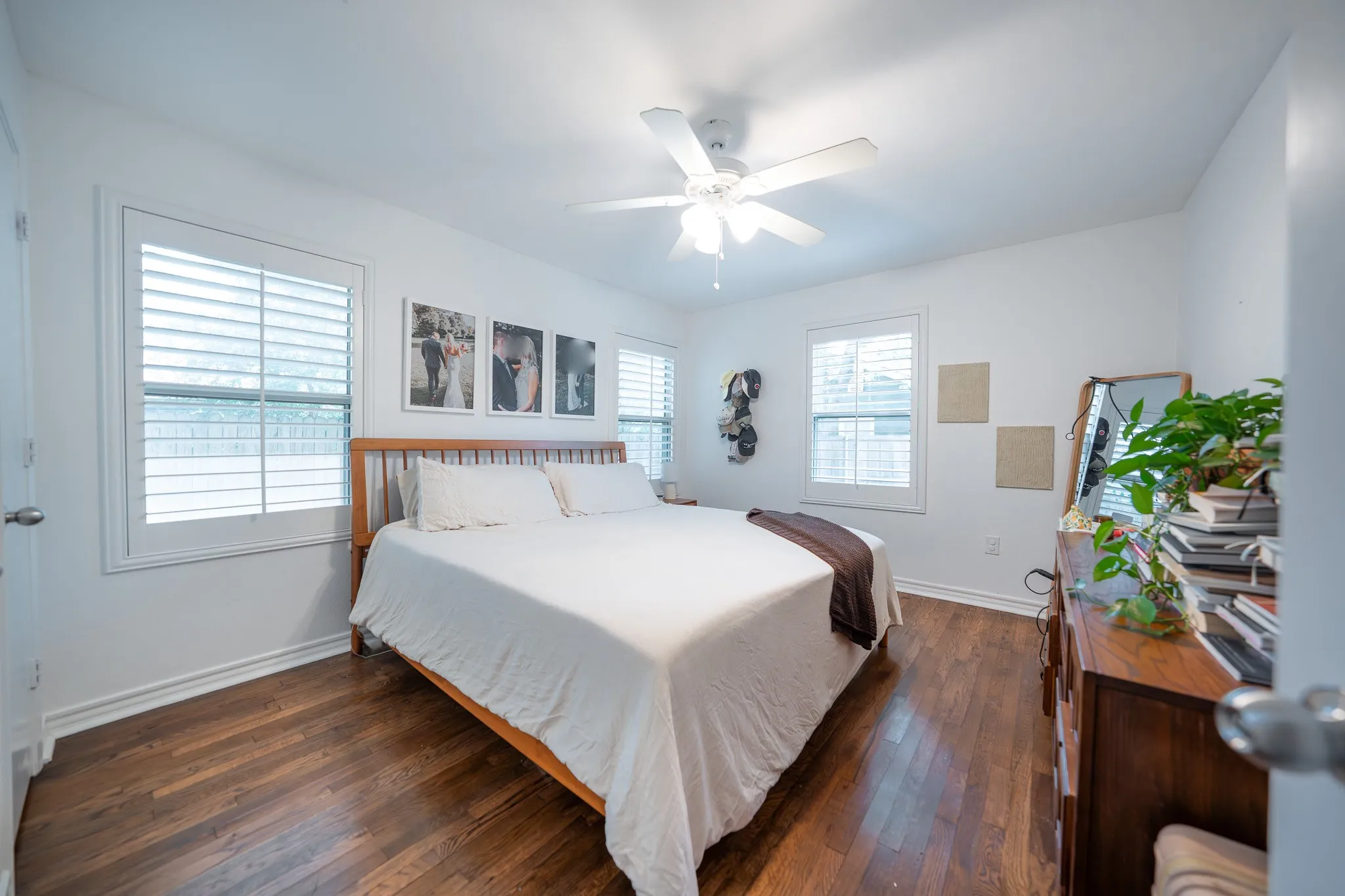 Single Family Residence For Sale in Tarrant County , 2017 Bluebonnet Drive, Fort Worth, Texas 76111, 2 Bedroom, 1 Bathroom, 1 Garage spaces, 1,414 Sqft, built in 1946, mls#21234162, Real Estate Agent in Fort Worth, Homes For Sale in Tarrant county, Homes For Sale in Fort Worth, Realtor in Fort Worth Texas, Real Estate Brokerage Independent Realty Texas, Luminita Cordes Realtor