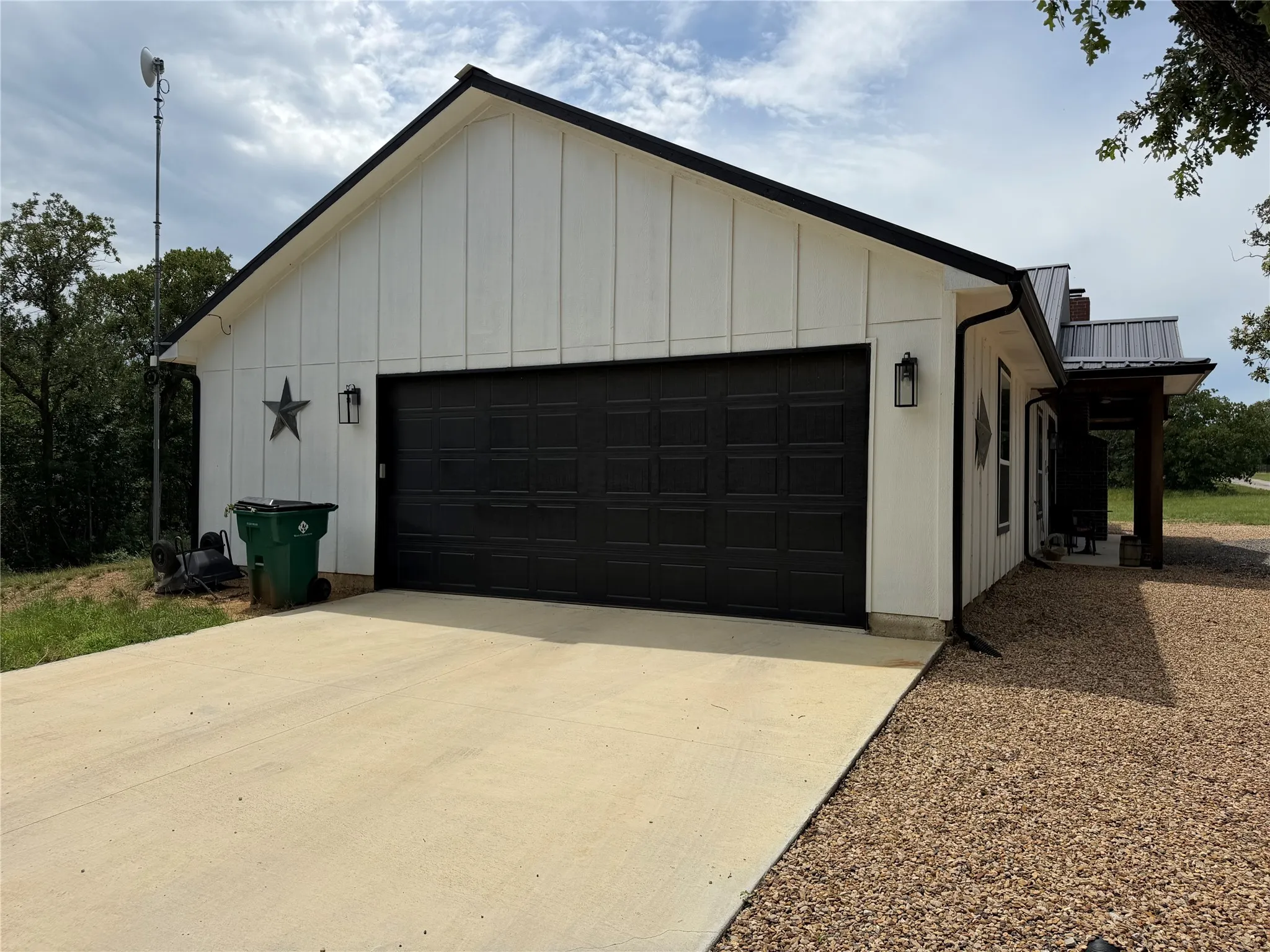Single Family Residence For Sale in Wise County , 129 Whiskey Ranch Road, Runaway Bay, Texas 76426, 3 Bedroom, 2 Bathroom, 3 Garage spaces, 2,049 Sqft, built in 2023, Preowned, mls#21234207, Real Estate Agent in Runaway Bay, Homes For Sale in Wise county, Homes For Sale in Runaway Bay, Realtor in Runaway Bay Texas, Real Estate Brokerage Independent Realty Texas, Luminita Cordes Realtor
