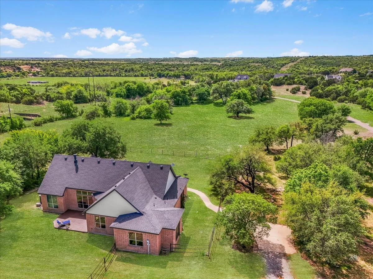 Single Family Residence For Sale in Parker County , 1145 Veal Station Road, Weatherford, Texas 76085, 4 Bedroom, 3 Bathroom, 4 Garage spaces, 3,071 Sqft, built in 2010, Preowned, mls#21235102, Real Estate Agent in Weatherford, Homes For Sale in Parker county, Homes For Sale in Weatherford, Realtor in Weatherford Texas, Real Estate Brokerage Independent Realty Texas, Luminita Cordes Realtor