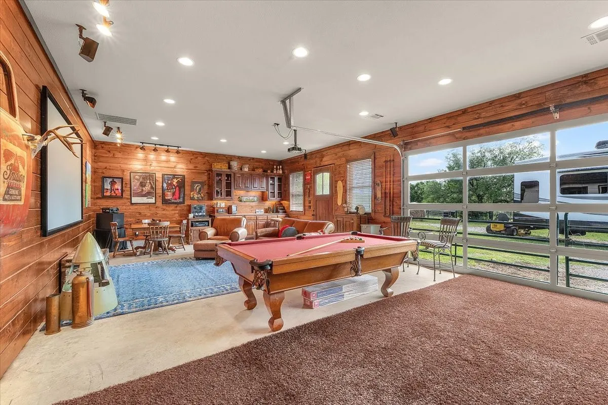 Single Family Residence For Sale in Parker County , 1145 Veal Station Road, Weatherford, Texas 76085, 4 Bedroom, 3 Bathroom, 4 Garage spaces, 3,071 Sqft, built in 2010, Preowned, mls#21235102, Real Estate Agent in Weatherford, Homes For Sale in Parker county, Homes For Sale in Weatherford, Realtor in Weatherford Texas, Real Estate Brokerage Independent Realty Texas, Luminita Cordes Realtor
