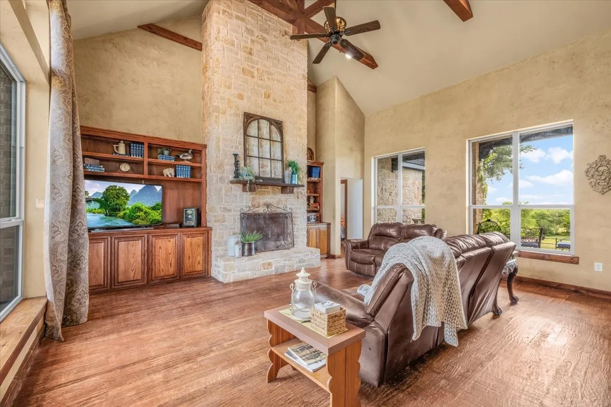 Single Family Residence For Sale in Parker County , 1145 Veal Station Road, Weatherford, Texas 76085, 4 Bedroom, 3 Bathroom, 4 Garage spaces, 3,071 Sqft, built in 2010, Preowned, mls#21235102, Real Estate Agent in Weatherford, Homes For Sale in Parker county, Homes For Sale in Weatherford, Realtor in Weatherford Texas, Real Estate Brokerage Independent Realty Texas, Luminita Cordes Realtor