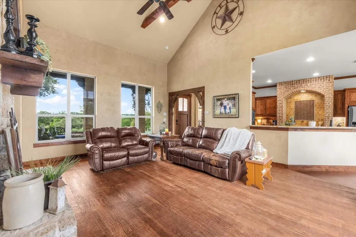 Single Family Residence For Sale in Parker County , 1145 Veal Station Road, Weatherford, Texas 76085, 4 Bedroom, 3 Bathroom, 4 Garage spaces, 3,071 Sqft, built in 2010, Preowned, mls#21235102, Real Estate Agent in Weatherford, Homes For Sale in Parker county, Homes For Sale in Weatherford, Realtor in Weatherford Texas, Real Estate Brokerage Independent Realty Texas, Luminita Cordes Realtor