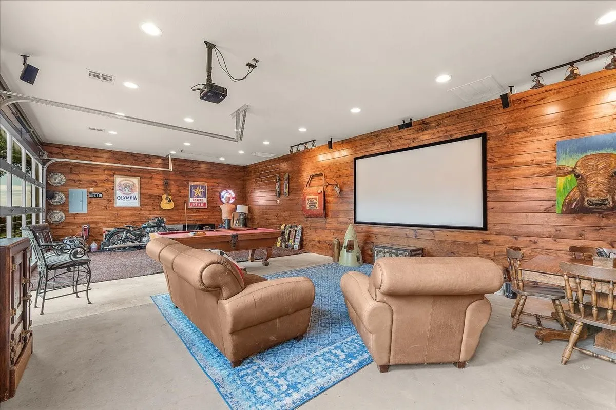 Single Family Residence For Sale in Parker County , 1145 Veal Station Road, Weatherford, Texas 76085, 4 Bedroom, 3 Bathroom, 4 Garage spaces, 3,071 Sqft, built in 2010, Preowned, mls#21235102, Real Estate Agent in Weatherford, Homes For Sale in Parker county, Homes For Sale in Weatherford, Realtor in Weatherford Texas, Real Estate Brokerage Independent Realty Texas, Luminita Cordes Realtor