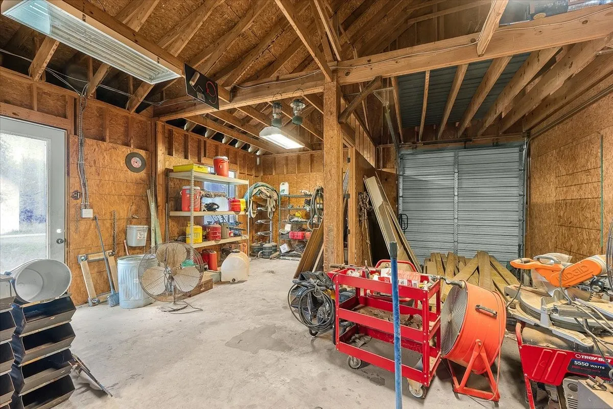 Single Family Residence For Sale in Parker County , 1145 Veal Station Road, Weatherford, Texas 76085, 4 Bedroom, 3 Bathroom, 4 Garage spaces, 3,071 Sqft, built in 2010, Preowned, mls#21235102, Real Estate Agent in Weatherford, Homes For Sale in Parker county, Homes For Sale in Weatherford, Realtor in Weatherford Texas, Real Estate Brokerage Independent Realty Texas, Luminita Cordes Realtor