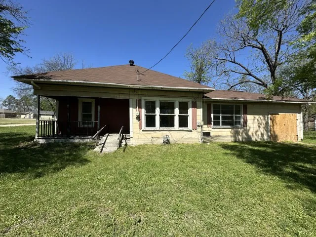 Single Family Residence For Sale in Delta County , 201 E San Antonio Avenue, Cooper, Texas 75432, 3 Bedroom, 2 Bathroom, 1 Garage spaces, 1,732 Sqft, built in 1900, Preowned, Price $41,000, mls#21233995, Real Estate Agent in Cooper, Homes For Sale in Delta county, Homes For Sale in Cooper, Realtor in Cooper Texas, Real Estate Brokerage Independent Realty Texas, Luminita Cordes Realtor