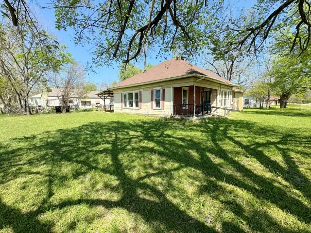 Single Family Residence For Sale in Delta County , 201 E San Antonio Avenue, Cooper, Texas 75432, 3 Bedroom, 2 Bathroom, 1 Garage spaces, 1,732 Sqft, built in 1900, Preowned, mls#21233995, Real Estate Agent in Cooper, Homes For Sale in Delta county, Homes For Sale in Cooper, Realtor in Cooper Texas, Real Estate Brokerage Independent Realty Texas, Luminita Cordes Realtor