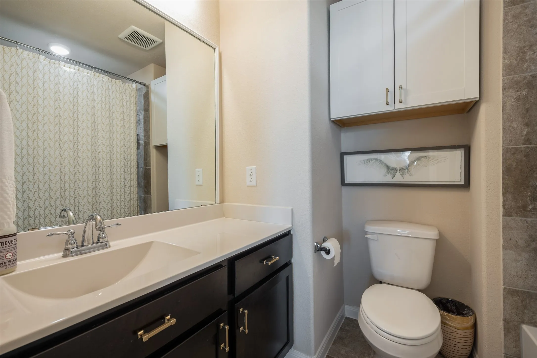 Ensuite full bathroom.