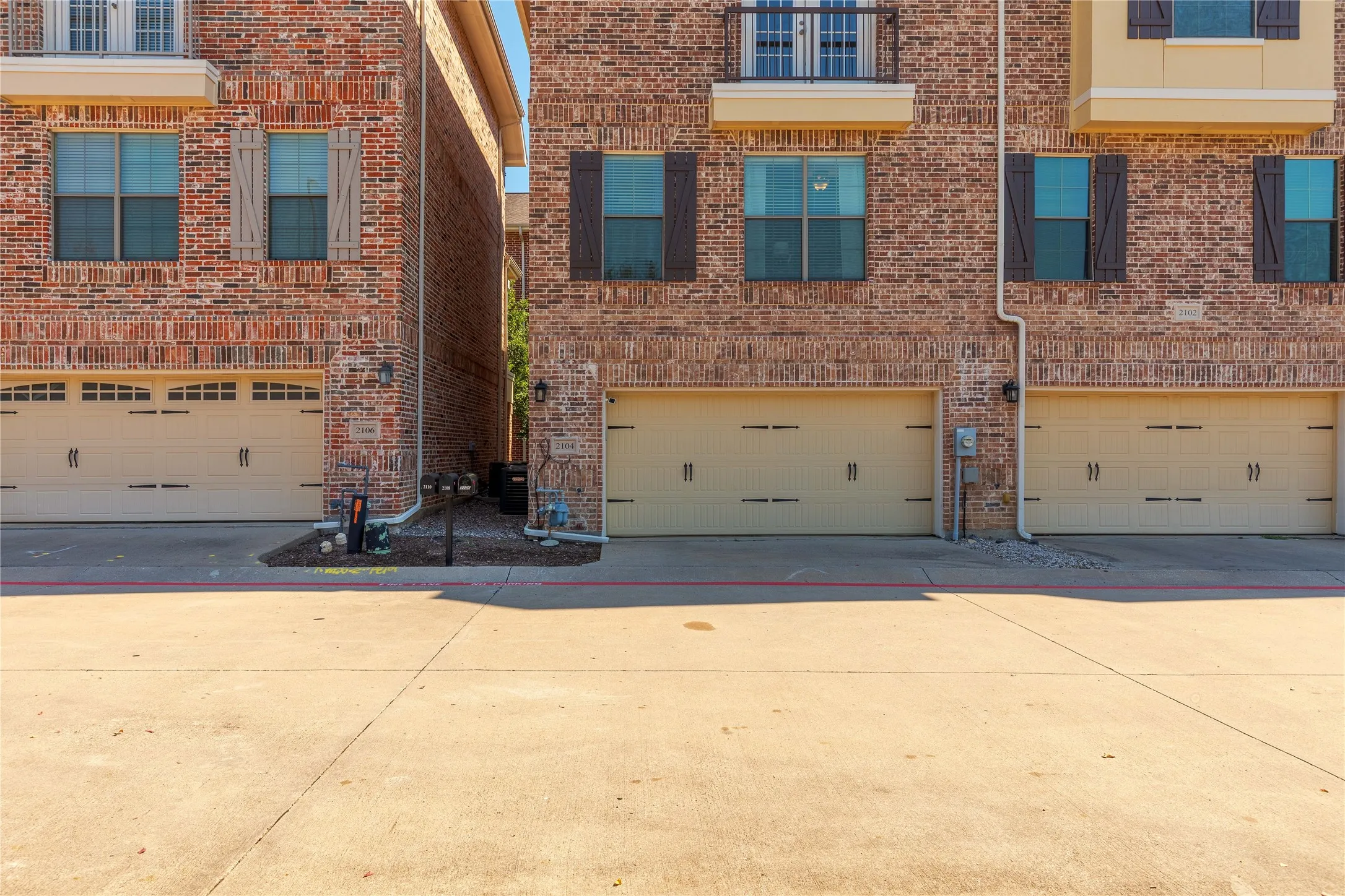 Townhouse For Sale in Dallas County , 2104 Azure Pointe, Richardson, Texas 75080, 2 Bedroom, 2 Bathroom, 2 Garage spaces, 1,485 Sqft, built in 2006, Price $350,000, mls#21235366, Real Estate Agent in Richardson, Homes For Sale in Dallas county, Homes For Sale in Richardson, Realtor in Richardson Texas, Real Estate Brokerage Independent Realty Texas, Luminita Cordes Realtor