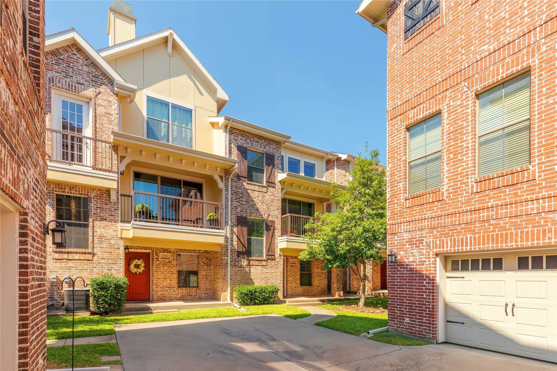 Townhouse For Sale in Dallas County , 2104 Azure Pointe, Richardson, Texas 75080, 2 Bedroom, 2 Bathroom, 2 Garage spaces, 1,485 Sqft, built in 2006, Price $350,000, mls#21235366, Real Estate Agent in Richardson, Homes For Sale in Dallas county, Homes For Sale in Richardson, Realtor in Richardson Texas, Real Estate Brokerage Independent Realty Texas, Luminita Cordes Realtor