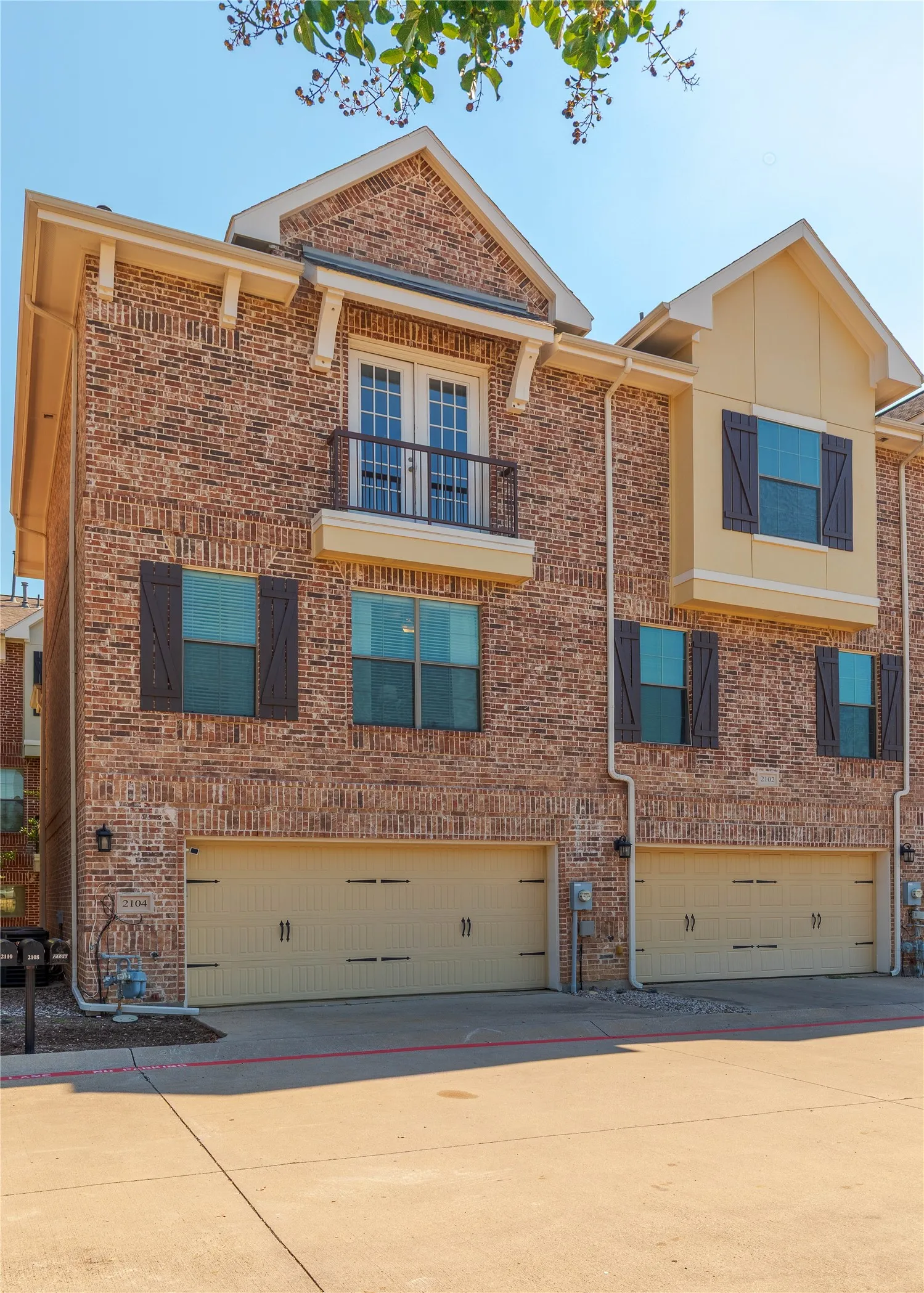 Townhouse For Sale in Dallas County , 2104 Azure Pointe, Richardson, Texas 75080, 2 Bedroom, 2 Bathroom, 2 Garage spaces, 1,485 Sqft, built in 2006, Price $350,000, mls#21235366, Real Estate Agent in Richardson, Homes For Sale in Dallas county, Homes For Sale in Richardson, Realtor in Richardson Texas, Real Estate Brokerage Independent Realty Texas, Luminita Cordes Realtor