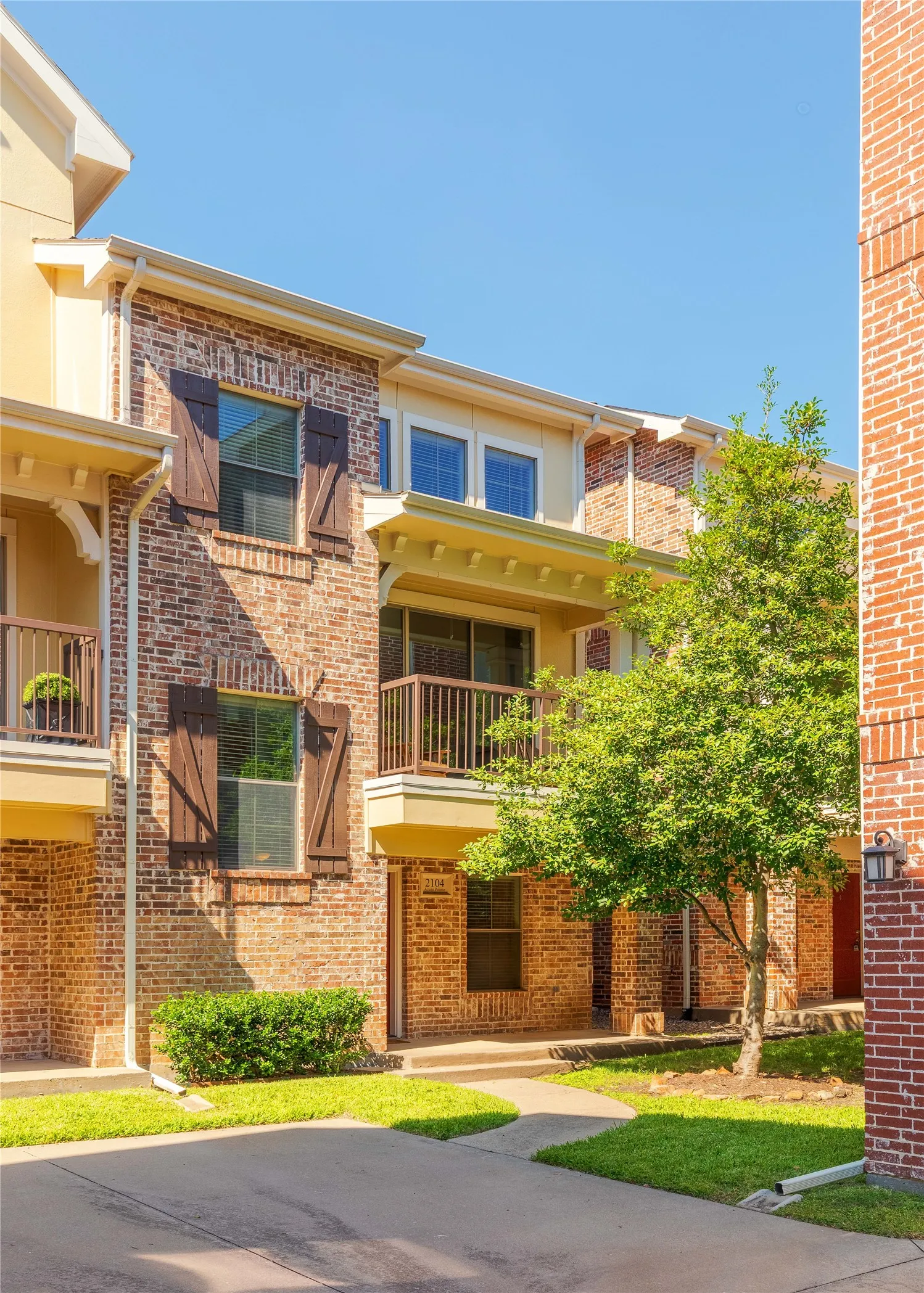 Townhouse For Sale in Dallas County , 2104 Azure Pointe, Richardson, Texas 75080, 2 Bedroom, 2 Bathroom, 2 Garage spaces, 1,485 Sqft, built in 2006, Price $350,000, mls#21235366, Real Estate Agent in Richardson, Homes For Sale in Dallas county, Homes For Sale in Richardson, Realtor in Richardson Texas, Real Estate Brokerage Independent Realty Texas, Luminita Cordes Realtor