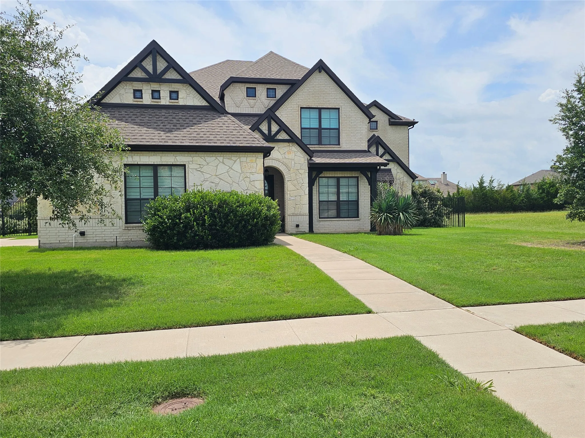 Single Family Residence For Sale in Ellis County , 1505 Hudson Drive, Ennis, Texas 75119, 5 Bedroom, 5 Bathroom, 3 Garage spaces, 4,252 Sqft, built in 2018, mls#21231677, Real Estate Agent in Ennis, Homes For Sale in Ellis county, Homes For Sale in Ennis, Realtor in Ennis Texas, Real Estate Brokerage Independent Realty Texas, Luminita Cordes Realtor
