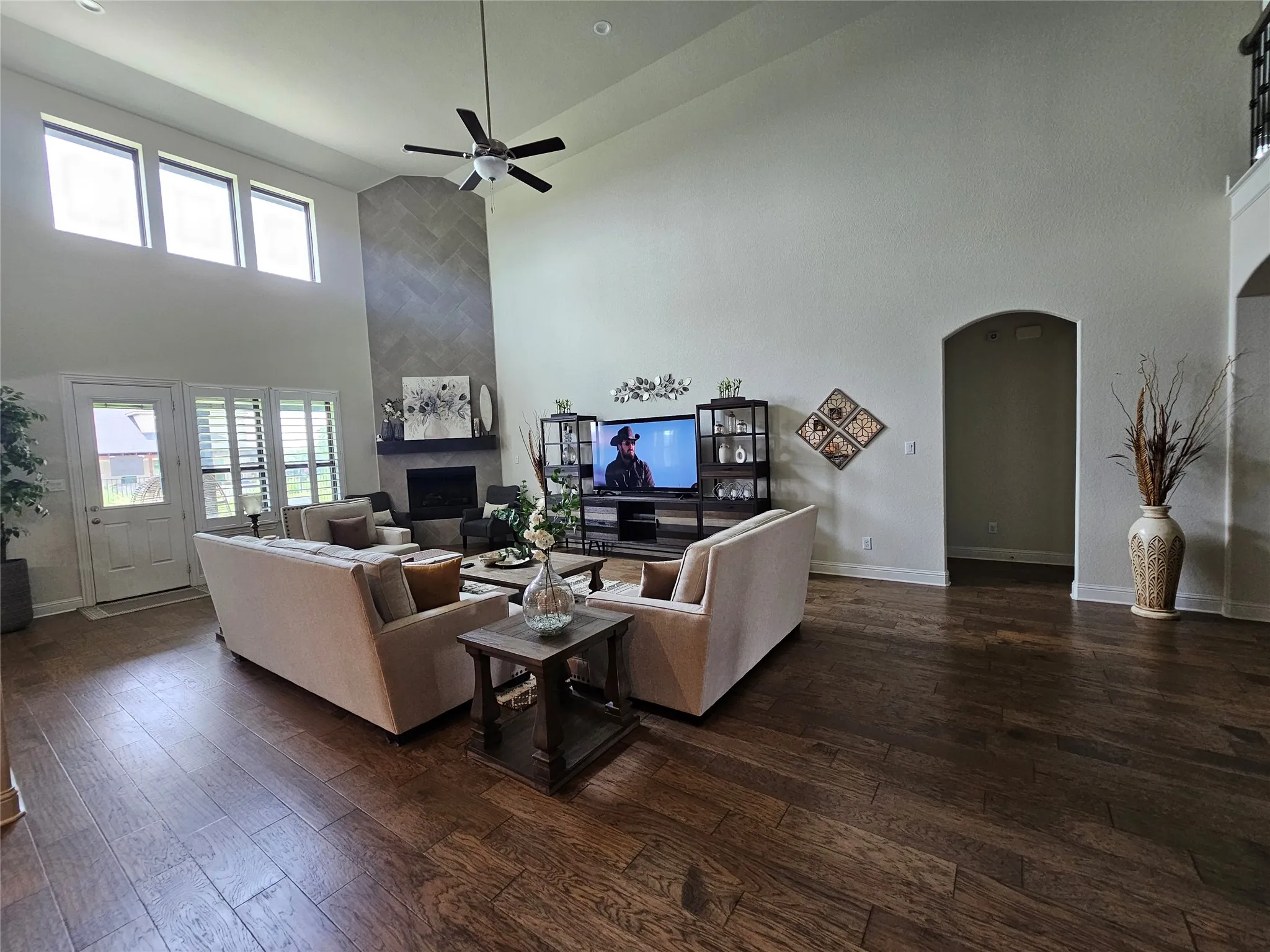 Single Family Residence For Sale in Ellis County , 1505 Hudson Drive, Ennis, Texas 75119, 5 Bedroom, 5 Bathroom, 3 Garage spaces, 4,252 Sqft, built in 2018, mls#21231677, Real Estate Agent in Ennis, Homes For Sale in Ellis county, Homes For Sale in Ennis, Realtor in Ennis Texas, Real Estate Brokerage Independent Realty Texas, Luminita Cordes Realtor