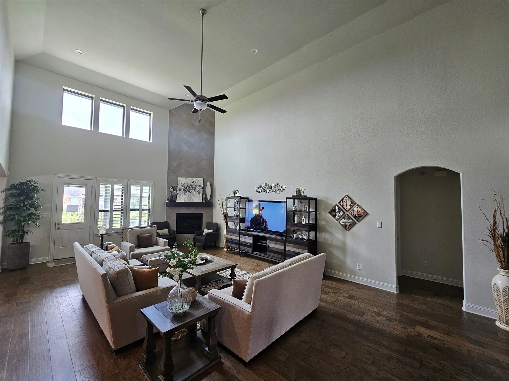 Single Family Residence For Sale in Ellis County , 1505 Hudson Drive, Ennis, Texas 75119, 5 Bedroom, 5 Bathroom, 3 Garage spaces, 4,252 Sqft, built in 2018, mls#21231677, Real Estate Agent in Ennis, Homes For Sale in Ellis county, Homes For Sale in Ennis, Realtor in Ennis Texas, Real Estate Brokerage Independent Realty Texas, Luminita Cordes Realtor