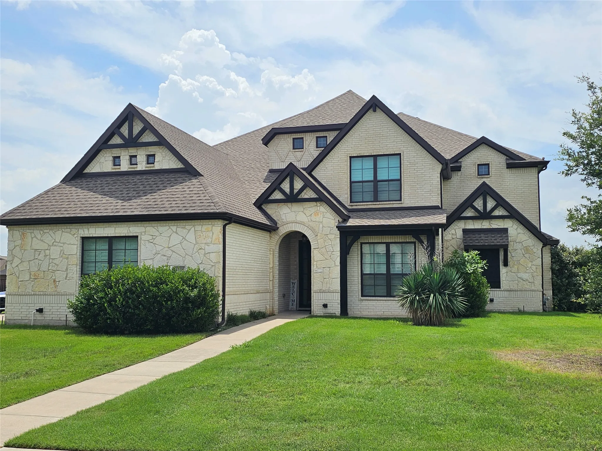 Single Family Residence For Sale in Ellis County , 1505 Hudson Drive, Ennis, Texas 75119, 5 Bedroom, 5 Bathroom, 3 Garage spaces, 4,252 Sqft, built in 2018, mls#21231677, Real Estate Agent in Ennis, Homes For Sale in Ellis county, Homes For Sale in Ennis, Realtor in Ennis Texas, Real Estate Brokerage Independent Realty Texas, Luminita Cordes Realtor