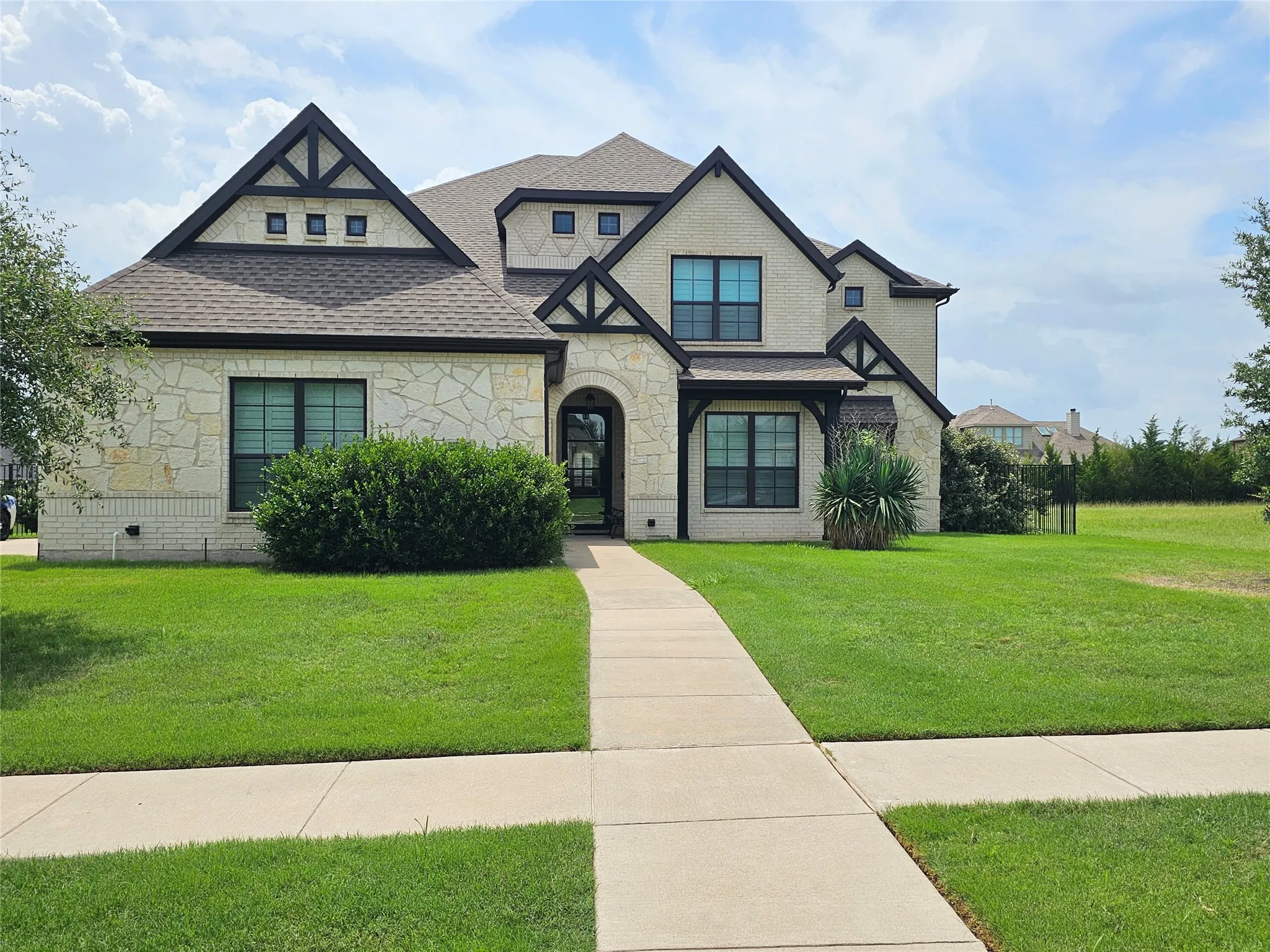 Single Family Residence For Sale in Ellis County , 1505 Hudson Drive, Ennis, Texas 75119, 5 Bedroom, 5 Bathroom, 3 Garage spaces, 4,252 Sqft, built in 2018, mls#21231677, Real Estate Agent in Ennis, Homes For Sale in Ellis county, Homes For Sale in Ennis, Realtor in Ennis Texas, Real Estate Brokerage Independent Realty Texas, Luminita Cordes Realtor