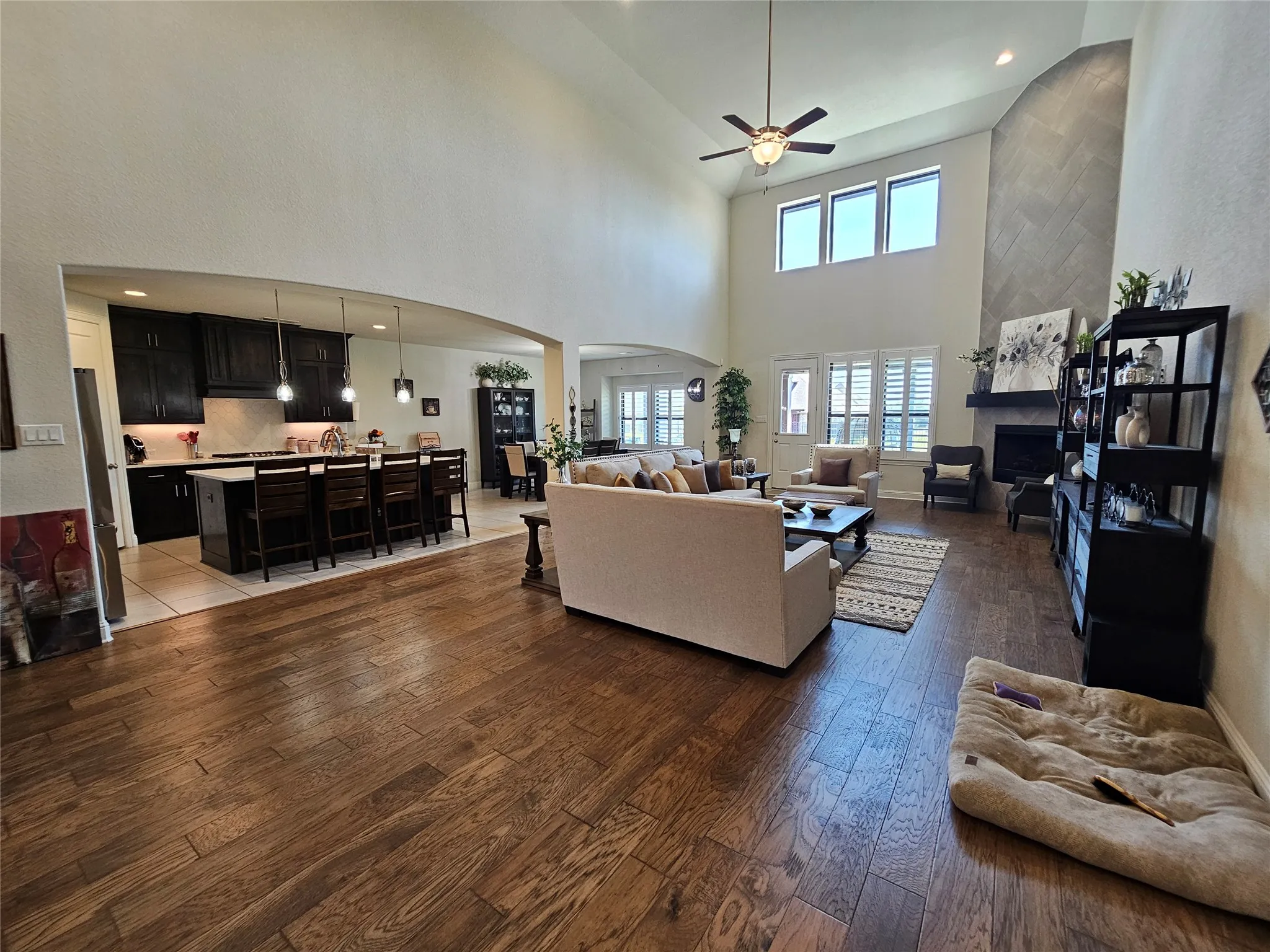 Bright Living Room With Fireplace & High Ceilings