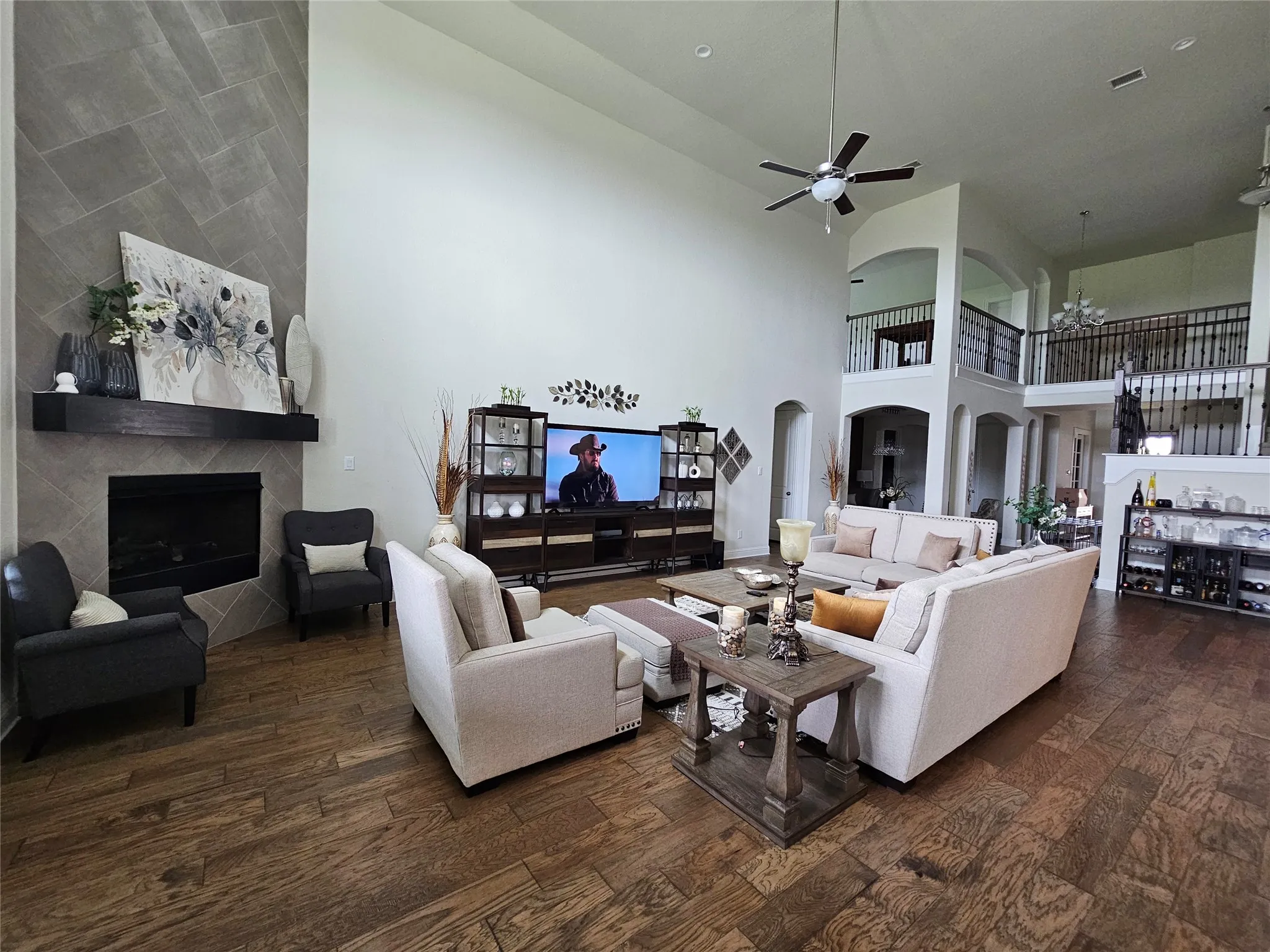 Single Family Residence For Sale in Ellis County , 1505 Hudson Drive, Ennis, Texas 75119, 5 Bedroom, 5 Bathroom, 3 Garage spaces, 4,252 Sqft, built in 2018, mls#21231677, Real Estate Agent in Ennis, Homes For Sale in Ellis county, Homes For Sale in Ennis, Realtor in Ennis Texas, Real Estate Brokerage Independent Realty Texas, Luminita Cordes Realtor