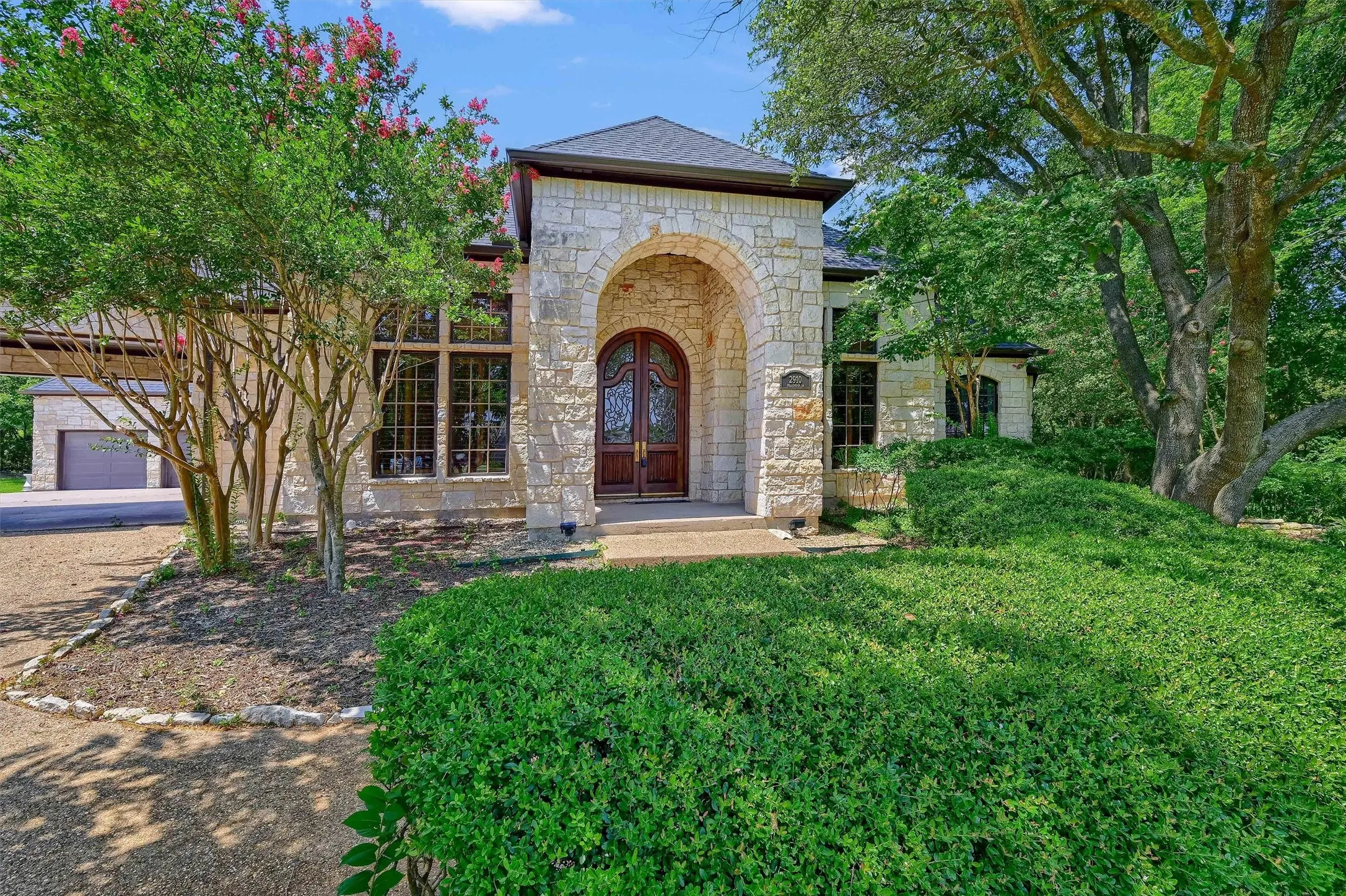Single Family Residence For Sale in Grayson County , 2910 Wellington Drive, Sherman, Texas 75092, 5 Bedroom, 6 Bathroom, 5 Garage spaces, 4,679 Sqft, built in 1998, mls#21235417, Real Estate Agent in Sherman, Homes For Sale in Grayson county, Homes For Sale in Sherman, Realtor in Sherman Texas, Real Estate Brokerage Independent Realty Texas, Luminita Cordes Realtor