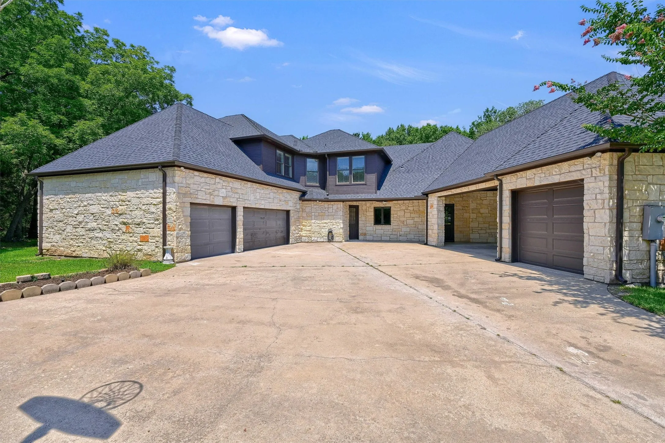 Single Family Residence For Sale in Grayson County , 2910 Wellington Drive, Sherman, Texas 75092, 5 Bedroom, 6 Bathroom, 5 Garage spaces, 4,679 Sqft, built in 1998, mls#21235417, Real Estate Agent in Sherman, Homes For Sale in Grayson county, Homes For Sale in Sherman, Realtor in Sherman Texas, Real Estate Brokerage Independent Realty Texas, Luminita Cordes Realtor