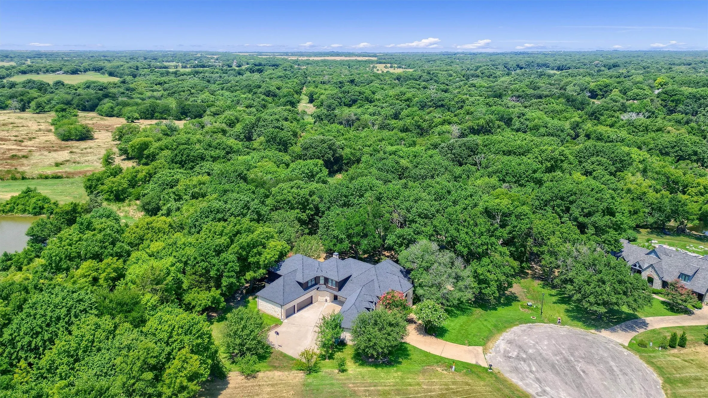 Single Family Residence For Sale in Grayson County , 2910 Wellington Drive, Sherman, Texas 75092, 5 Bedroom, 6 Bathroom, 5 Garage spaces, 4,679 Sqft, built in 1998, mls#21235417, Real Estate Agent in Sherman, Homes For Sale in Grayson county, Homes For Sale in Sherman, Realtor in Sherman Texas, Real Estate Brokerage Independent Realty Texas, Luminita Cordes Realtor