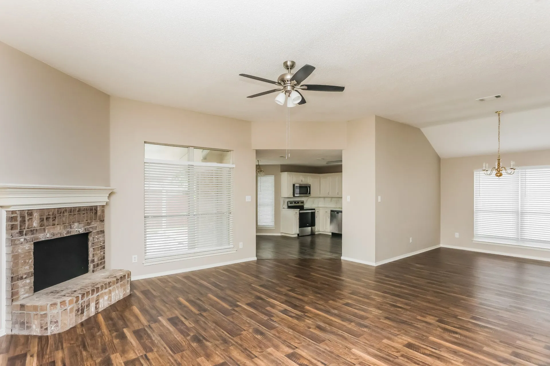 Single Family Residence For Sale in Tarrant County , 346 Mesquite Hill Drive, Arlington, Texas 76002, 3 Bedroom, 2 Bathroom, 2 Garage spaces, 1,824 Sqft, built in 2001, mls#21235129, Real Estate Agent in Arlington, Homes For Sale in Tarrant county, Homes For Sale in Arlington, Realtor in Arlington Texas, Real Estate Brokerage Independent Realty Texas, Luminita Cordes Realtor