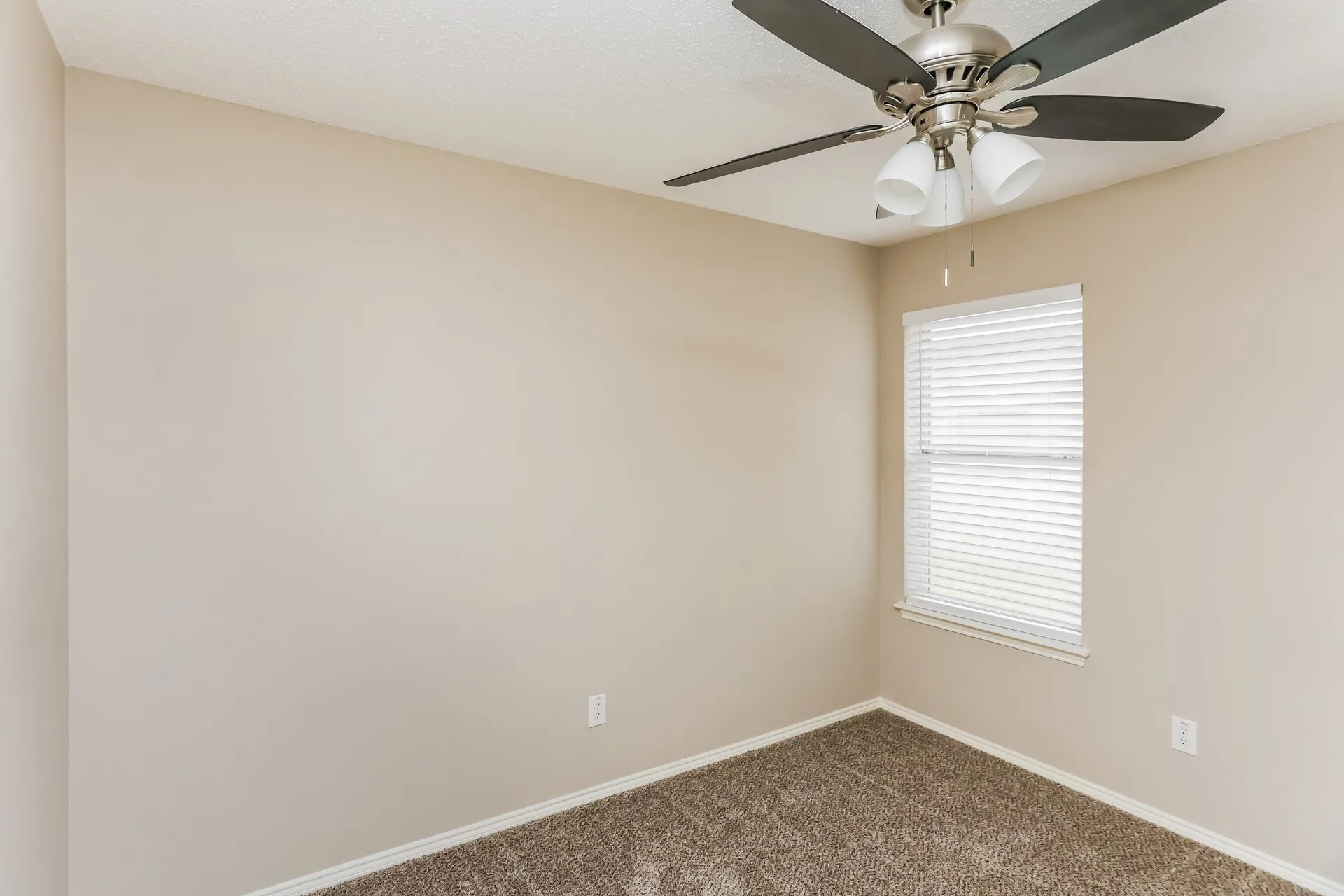 Single Family Residence For Sale in Tarrant County , 346 Mesquite Hill Drive, Arlington, Texas 76002, 3 Bedroom, 2 Bathroom, 2 Garage spaces, 1,824 Sqft, built in 2001, mls#21235129, Real Estate Agent in Arlington, Homes For Sale in Tarrant county, Homes For Sale in Arlington, Realtor in Arlington Texas, Real Estate Brokerage Independent Realty Texas, Luminita Cordes Realtor