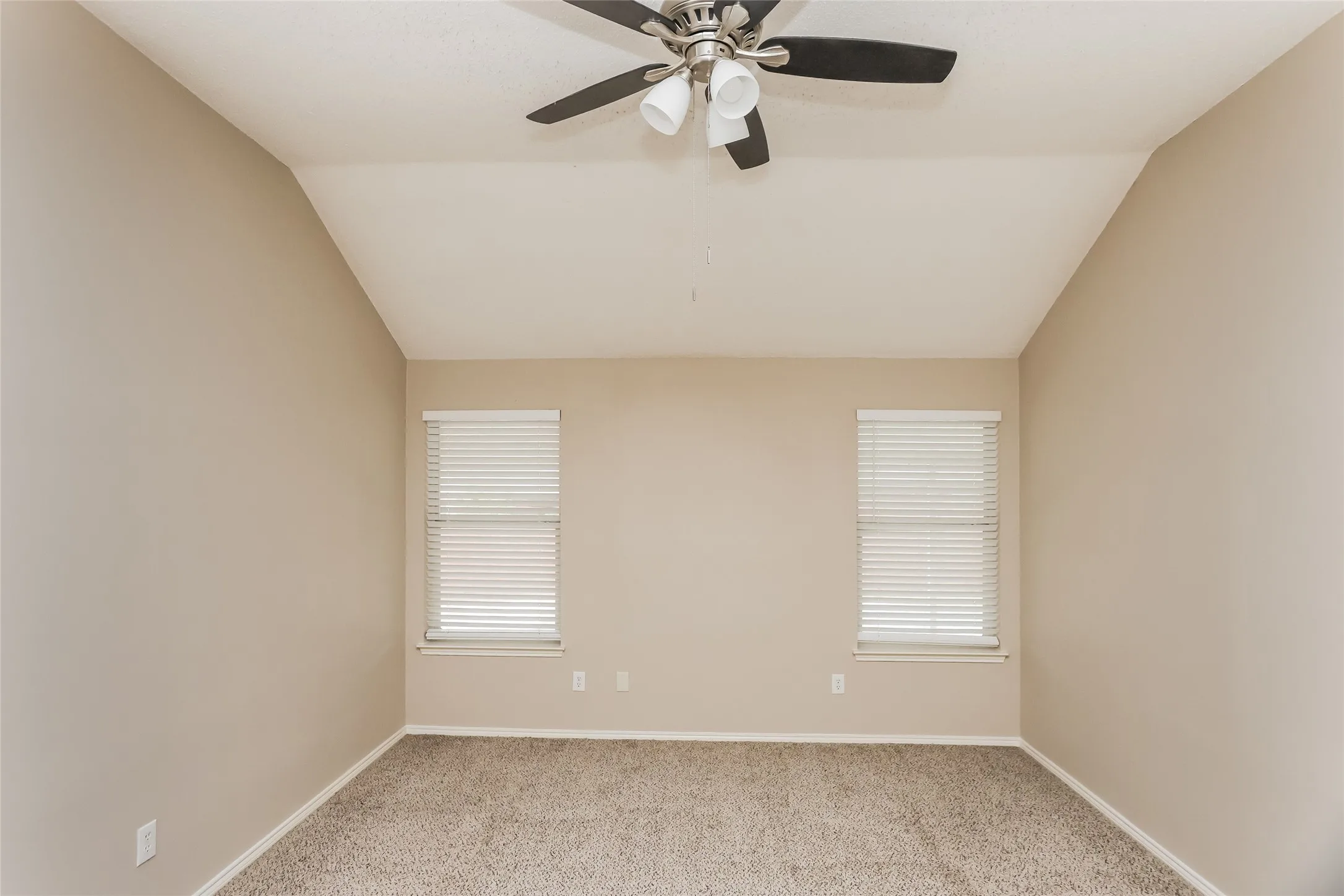 Single Family Residence For Sale in Tarrant County , 346 Mesquite Hill Drive, Arlington, Texas 76002, 3 Bedroom, 2 Bathroom, 2 Garage spaces, 1,824 Sqft, built in 2001, mls#21235129, Real Estate Agent in Arlington, Homes For Sale in Tarrant county, Homes For Sale in Arlington, Realtor in Arlington Texas, Real Estate Brokerage Independent Realty Texas, Luminita Cordes Realtor