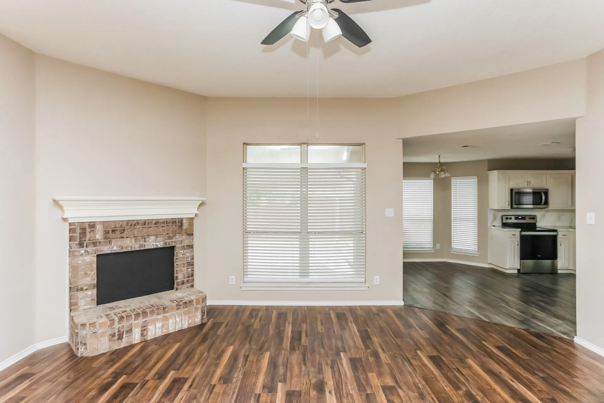 Single Family Residence For Sale in Tarrant County , 346 Mesquite Hill Drive, Arlington, Texas 76002, 3 Bedroom, 2 Bathroom, 2 Garage spaces, 1,824 Sqft, built in 2001, mls#21235129, Real Estate Agent in Arlington, Homes For Sale in Tarrant county, Homes For Sale in Arlington, Realtor in Arlington Texas, Real Estate Brokerage Independent Realty Texas, Luminita Cordes Realtor