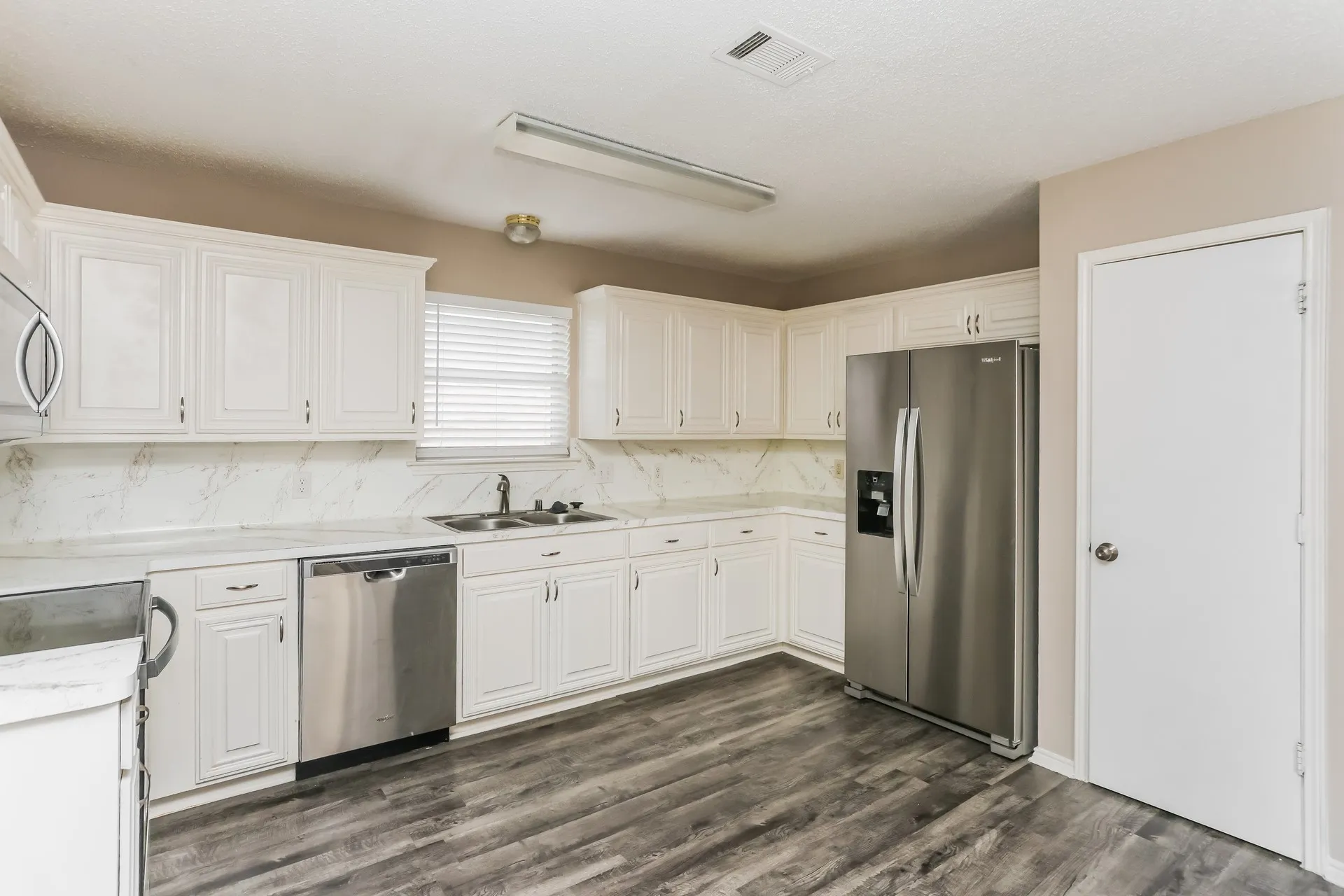Single Family Residence For Sale in Tarrant County , 346 Mesquite Hill Drive, Arlington, Texas 76002, 3 Bedroom, 2 Bathroom, 2 Garage spaces, 1,824 Sqft, built in 2001, mls#21235129, Real Estate Agent in Arlington, Homes For Sale in Tarrant county, Homes For Sale in Arlington, Realtor in Arlington Texas, Real Estate Brokerage Independent Realty Texas, Luminita Cordes Realtor