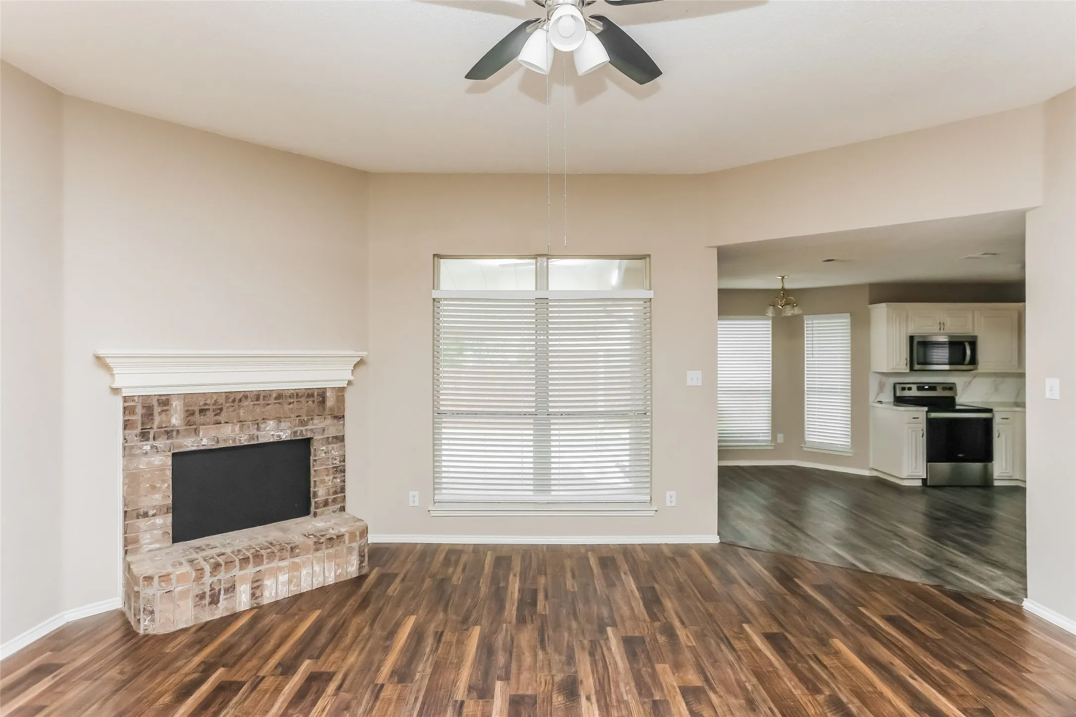 Single Family Residence For Sale in Tarrant County , 346 Mesquite Hill Drive, Arlington, Texas 76002, 3 Bedroom, 2 Bathroom, 2 Garage spaces, 1,824 Sqft, built in 2001, mls#21235129, Real Estate Agent in Arlington, Homes For Sale in Tarrant county, Homes For Sale in Arlington, Realtor in Arlington Texas, Real Estate Brokerage Independent Realty Texas, Luminita Cordes Realtor