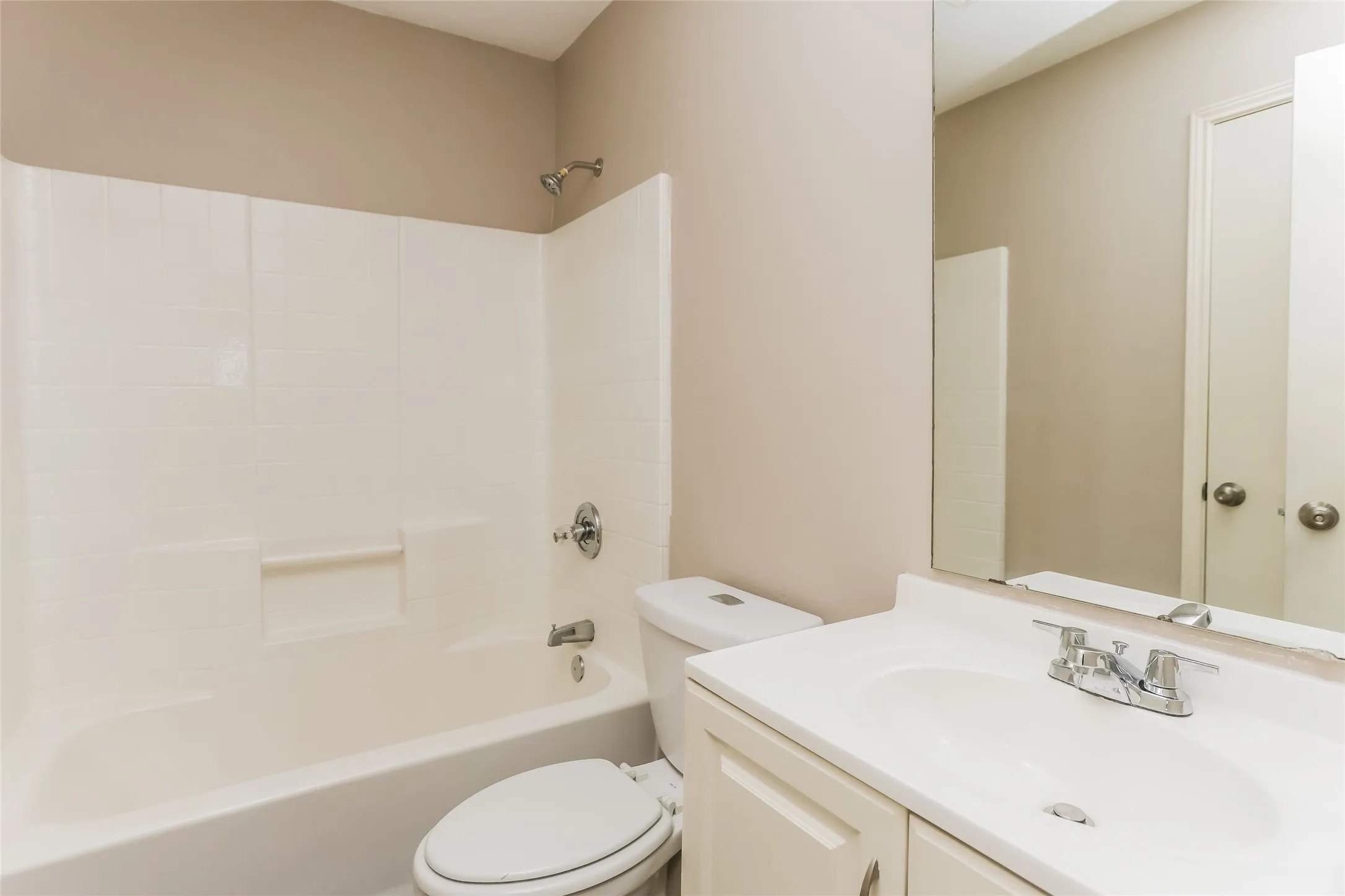 Single Family Residence For Sale in Tarrant County , 346 Mesquite Hill Drive, Arlington, Texas 76002, 3 Bedroom, 2 Bathroom, 2 Garage spaces, 1,824 Sqft, built in 2001, mls#21235129, Real Estate Agent in Arlington, Homes For Sale in Tarrant county, Homes For Sale in Arlington, Realtor in Arlington Texas, Real Estate Brokerage Independent Realty Texas, Luminita Cordes Realtor