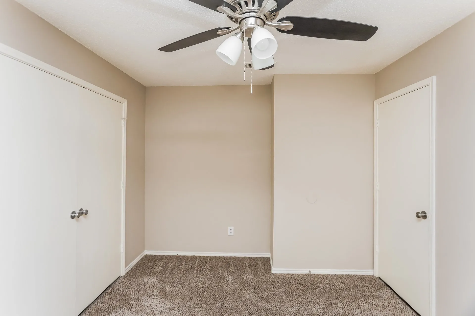 Single Family Residence For Sale in Tarrant County , 346 Mesquite Hill Drive, Arlington, Texas 76002, 3 Bedroom, 2 Bathroom, 2 Garage spaces, 1,824 Sqft, built in 2001, mls#21235129, Real Estate Agent in Arlington, Homes For Sale in Tarrant county, Homes For Sale in Arlington, Realtor in Arlington Texas, Real Estate Brokerage Independent Realty Texas, Luminita Cordes Realtor