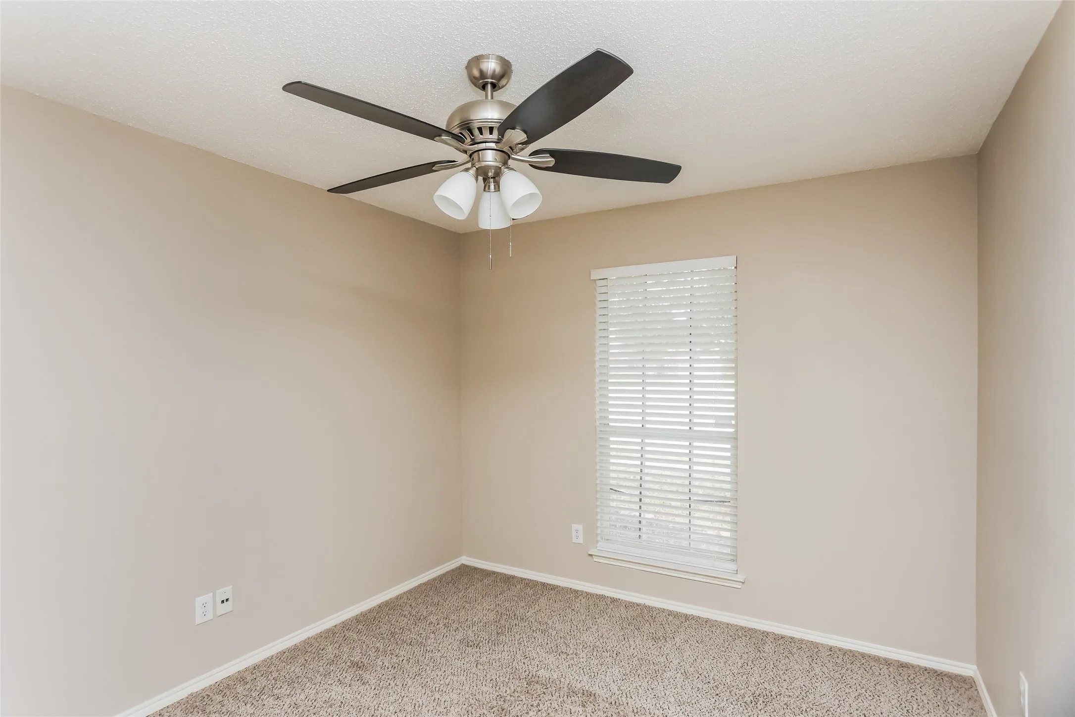 Single Family Residence For Sale in Tarrant County , 346 Mesquite Hill Drive, Arlington, Texas 76002, 3 Bedroom, 2 Bathroom, 2 Garage spaces, 1,824 Sqft, built in 2001, mls#21235129, Real Estate Agent in Arlington, Homes For Sale in Tarrant county, Homes For Sale in Arlington, Realtor in Arlington Texas, Real Estate Brokerage Independent Realty Texas, Luminita Cordes Realtor