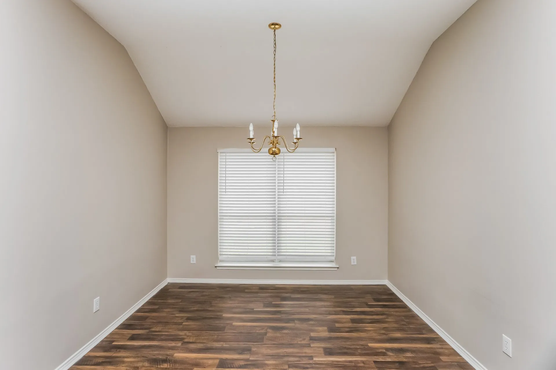 Single Family Residence For Sale in Tarrant County , 346 Mesquite Hill Drive, Arlington, Texas 76002, 3 Bedroom, 2 Bathroom, 2 Garage spaces, 1,824 Sqft, built in 2001, mls#21235129, Real Estate Agent in Arlington, Homes For Sale in Tarrant county, Homes For Sale in Arlington, Realtor in Arlington Texas, Real Estate Brokerage Independent Realty Texas, Luminita Cordes Realtor