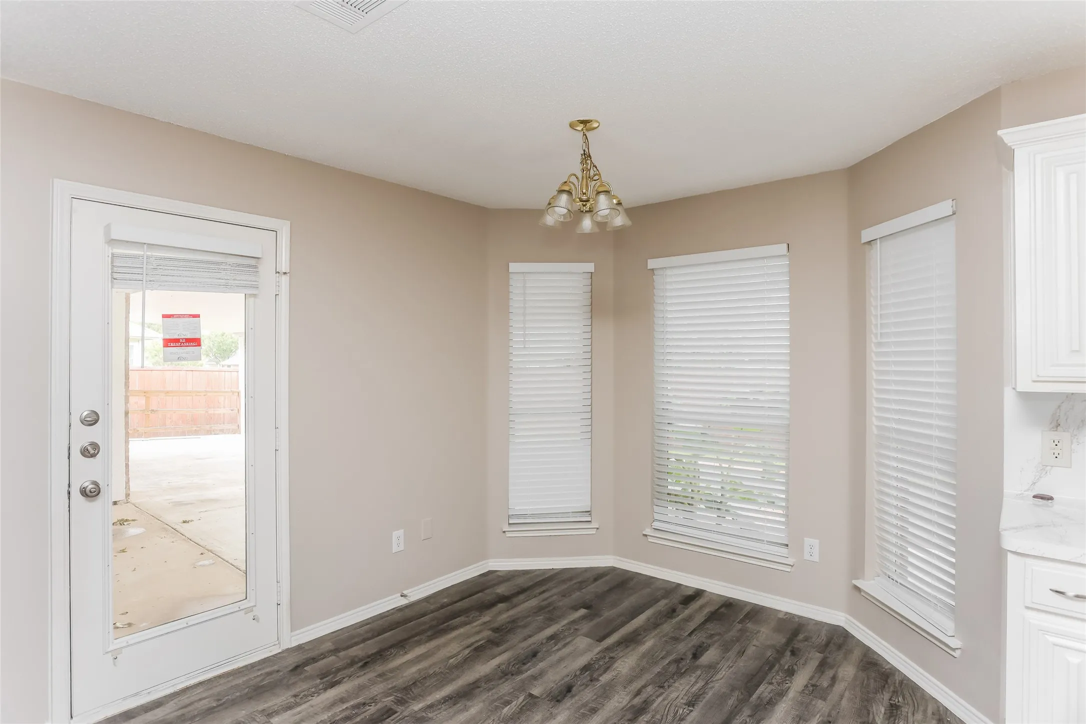 Single Family Residence For Sale in Tarrant County , 346 Mesquite Hill Drive, Arlington, Texas 76002, 3 Bedroom, 2 Bathroom, 2 Garage spaces, 1,824 Sqft, built in 2001, mls#21235129, Real Estate Agent in Arlington, Homes For Sale in Tarrant county, Homes For Sale in Arlington, Realtor in Arlington Texas, Real Estate Brokerage Independent Realty Texas, Luminita Cordes Realtor