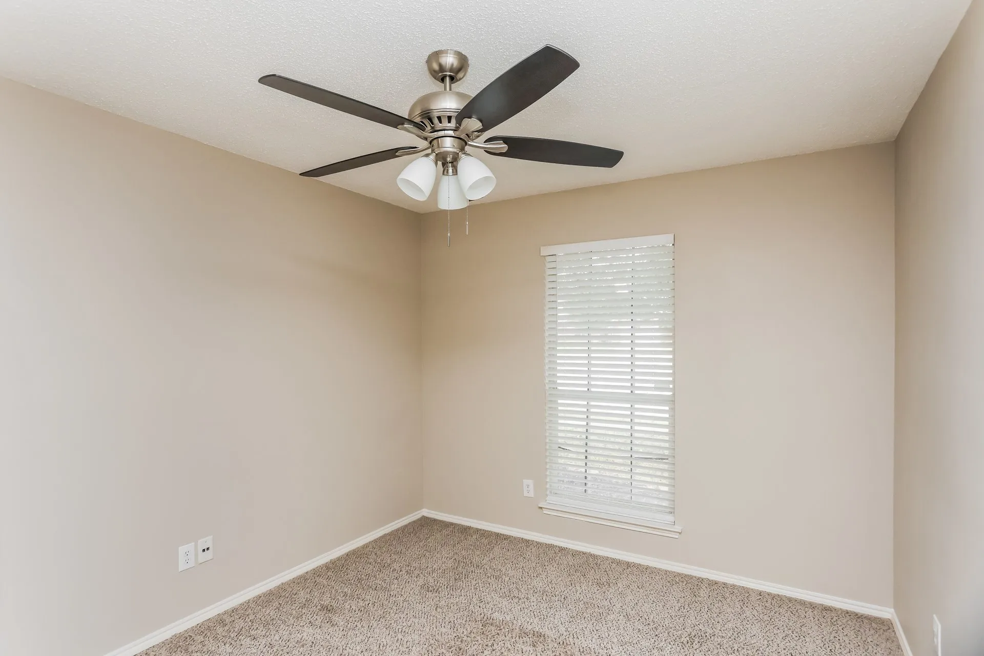 Single Family Residence For Sale in Tarrant County , 346 Mesquite Hill Drive, Arlington, Texas 76002, 3 Bedroom, 2 Bathroom, 2 Garage spaces, 1,824 Sqft, built in 2001, mls#21235129, Real Estate Agent in Arlington, Homes For Sale in Tarrant county, Homes For Sale in Arlington, Realtor in Arlington Texas, Real Estate Brokerage Independent Realty Texas, Luminita Cordes Realtor