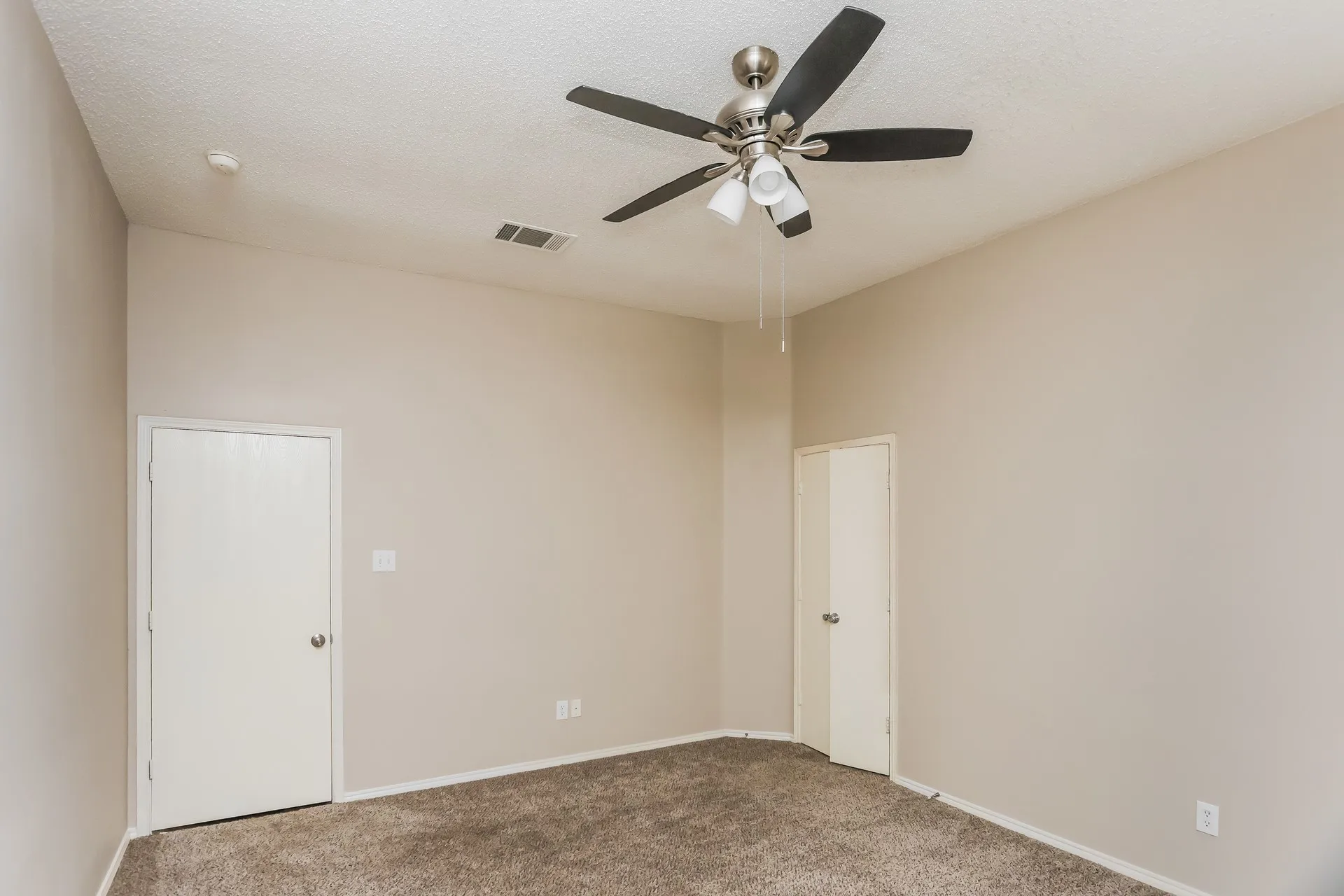 Single Family Residence For Sale in Tarrant County , 346 Mesquite Hill Drive, Arlington, Texas 76002, 3 Bedroom, 2 Bathroom, 2 Garage spaces, 1,824 Sqft, built in 2001, mls#21235129, Real Estate Agent in Arlington, Homes For Sale in Tarrant county, Homes For Sale in Arlington, Realtor in Arlington Texas, Real Estate Brokerage Independent Realty Texas, Luminita Cordes Realtor