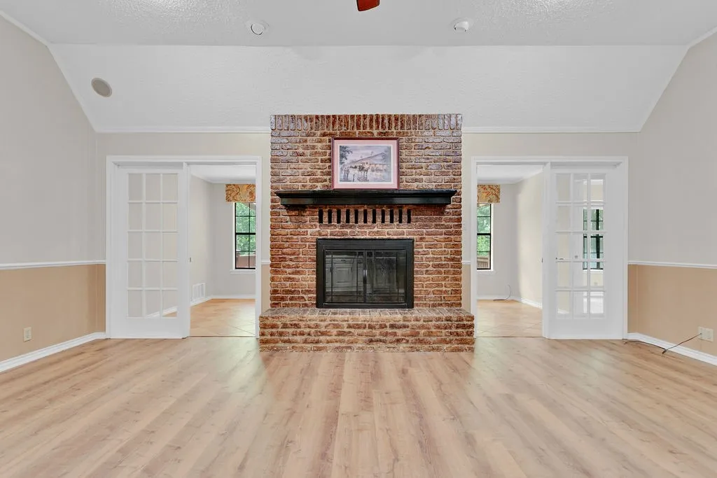 Single Family Residence For Sale in Smith County , 1208 Hilltop Run, Hideaway, Texas 75771, 3 Bedroom, 3 Bathroom, 2 Garage spaces, 2,338 Sqft, built in 1982, Preowned, Price $340,000, mls#21235425, Real Estate Agent in Hideaway, Homes For Sale in Smith county, Homes For Sale in Hideaway, Realtor in Hideaway Texas, Real Estate Brokerage Independent Realty Texas, Luminita Cordes Realtor