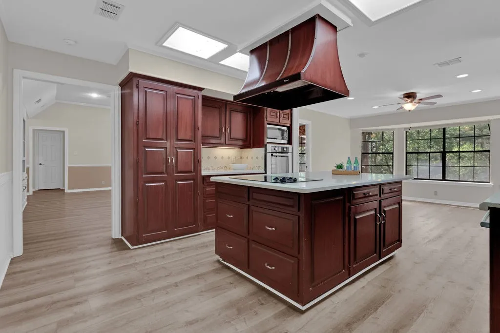 Single Family Residence For Sale in Smith County , 1208 Hilltop Run, Hideaway, Texas 75771, 3 Bedroom, 3 Bathroom, 2 Garage spaces, 2,338 Sqft, built in 1982, Preowned, Price $340,000, mls#21235425, Real Estate Agent in Hideaway, Homes For Sale in Smith county, Homes For Sale in Hideaway, Realtor in Hideaway Texas, Real Estate Brokerage Independent Realty Texas, Luminita Cordes Realtor