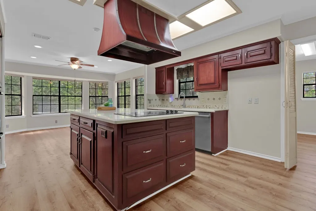 Single Family Residence For Sale in Smith County , 1208 Hilltop Run, Hideaway, Texas 75771, 3 Bedroom, 3 Bathroom, 2 Garage spaces, 2,338 Sqft, built in 1982, Preowned, Price $340,000, mls#21235425, Real Estate Agent in Hideaway, Homes For Sale in Smith county, Homes For Sale in Hideaway, Realtor in Hideaway Texas, Real Estate Brokerage Independent Realty Texas, Luminita Cordes Realtor