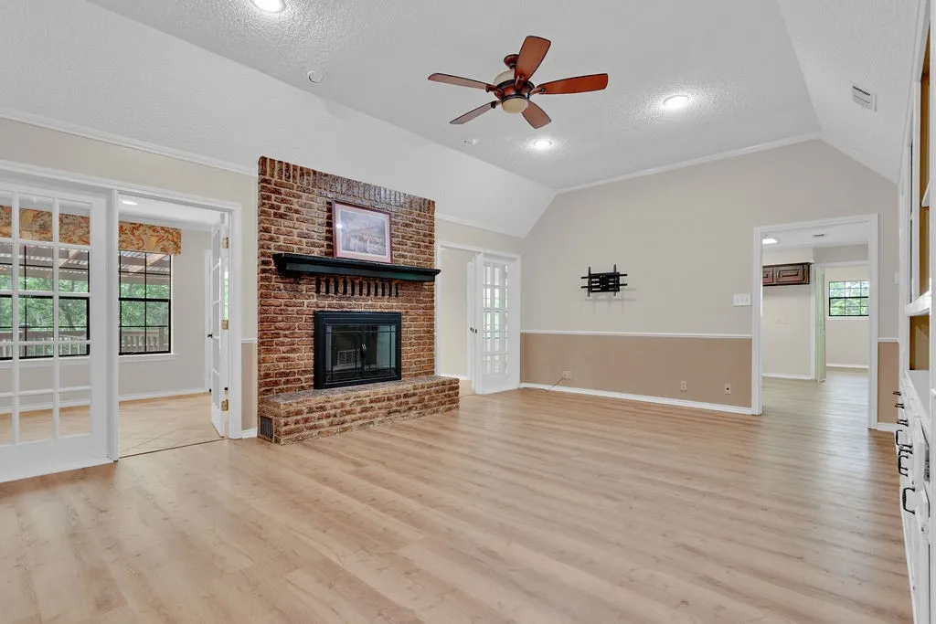 Single Family Residence For Sale in Smith County , 1208 Hilltop Run, Hideaway, Texas 75771, 3 Bedroom, 3 Bathroom, 2 Garage spaces, 2,338 Sqft, built in 1982, Preowned, Price $340,000, mls#21235425, Real Estate Agent in Hideaway, Homes For Sale in Smith county, Homes For Sale in Hideaway, Realtor in Hideaway Texas, Real Estate Brokerage Independent Realty Texas, Luminita Cordes Realtor